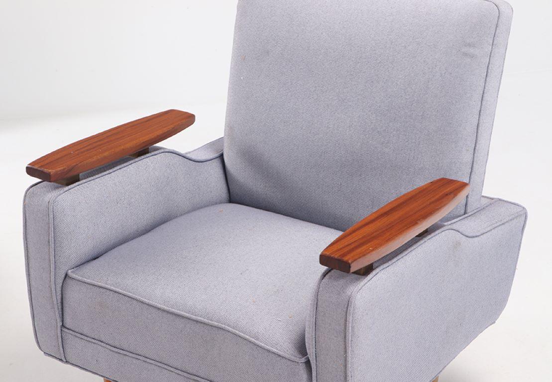 Une paire de chaises longues nouvellement rembourrées à la manière de Finn Juhl vers 1950. Bon état - En vente à Philadelphia, PA