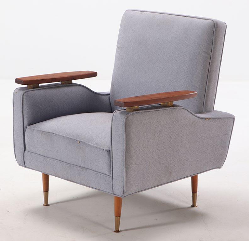 Tissu d'ameublement Une paire de chaises longues nouvellement rembourrées à la manière de Finn Juhl vers 1950. en vente