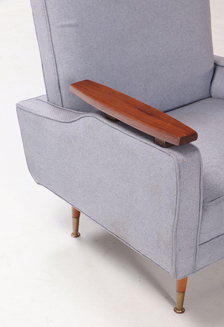 Une paire de chaises longues nouvellement rembourrées à la manière de Finn Juhl vers 1950. en vente 2