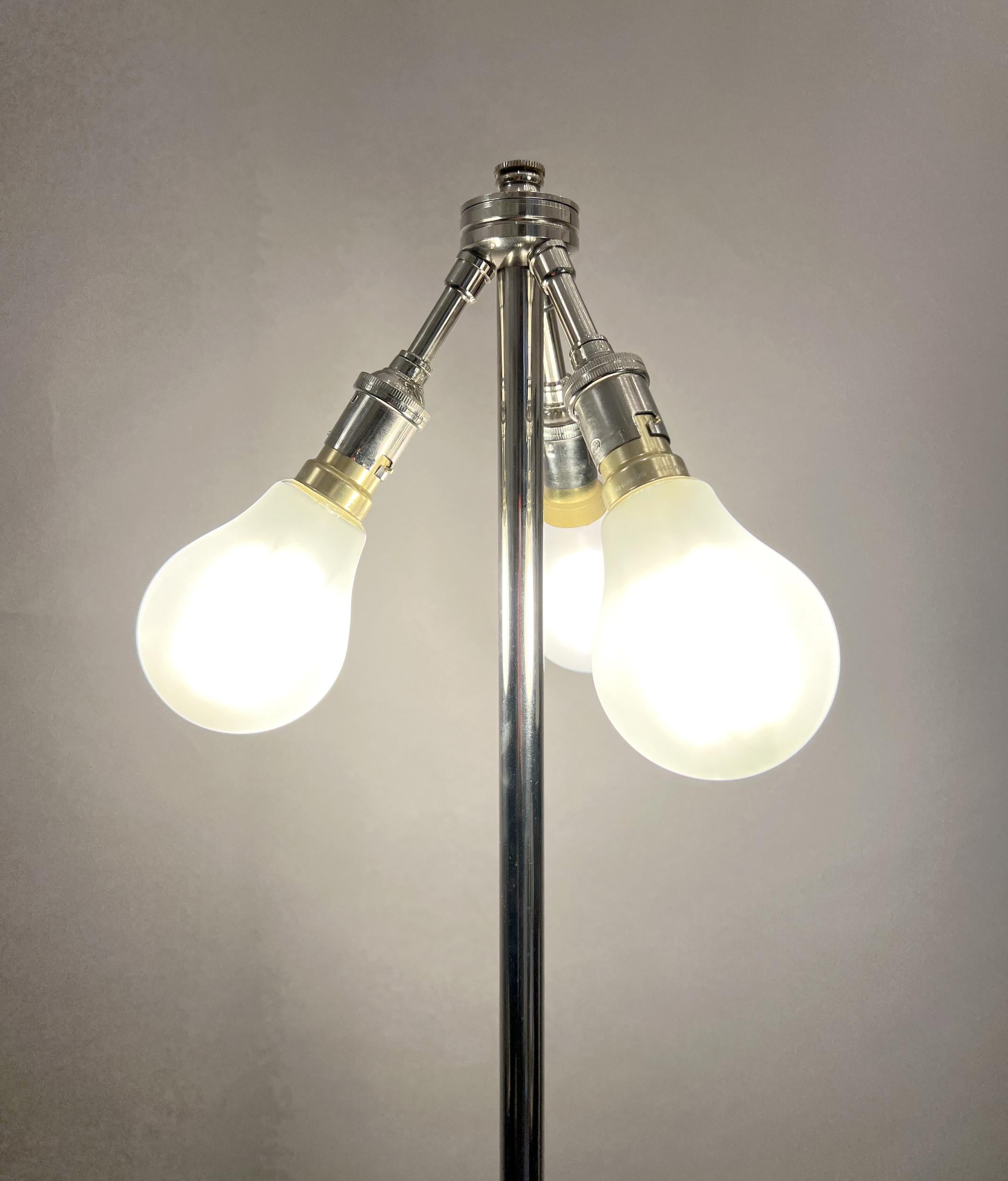 Ein Paar Stehlampen aus vernickeltem Messing von Philippe Barbier Frankreich um 1970 im Angebot 3