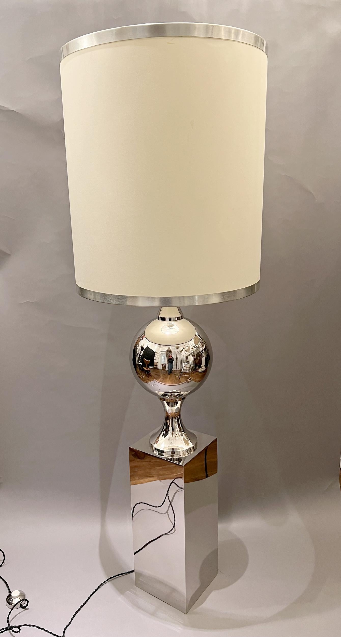 Paire de grands lampadaires par Philippe Barbier pour Maison Barbier, Paris, France circa 1970.
Elles sont en métal nickelé et supportent chacune trois ampoules. Abat-jour original avec deux bandes d'acier inoxydable brossé. Ils sont un peu tachés,