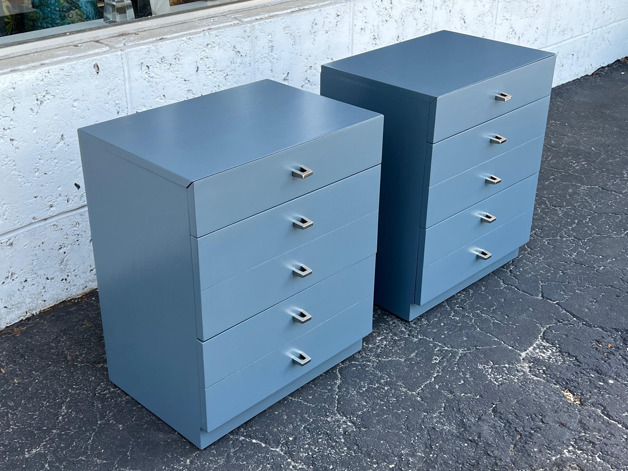 A Pair Of Night Stands Or Small Chests By American Of Martinsville 1950's In Good Condition For Sale In St.Petersburg, FL