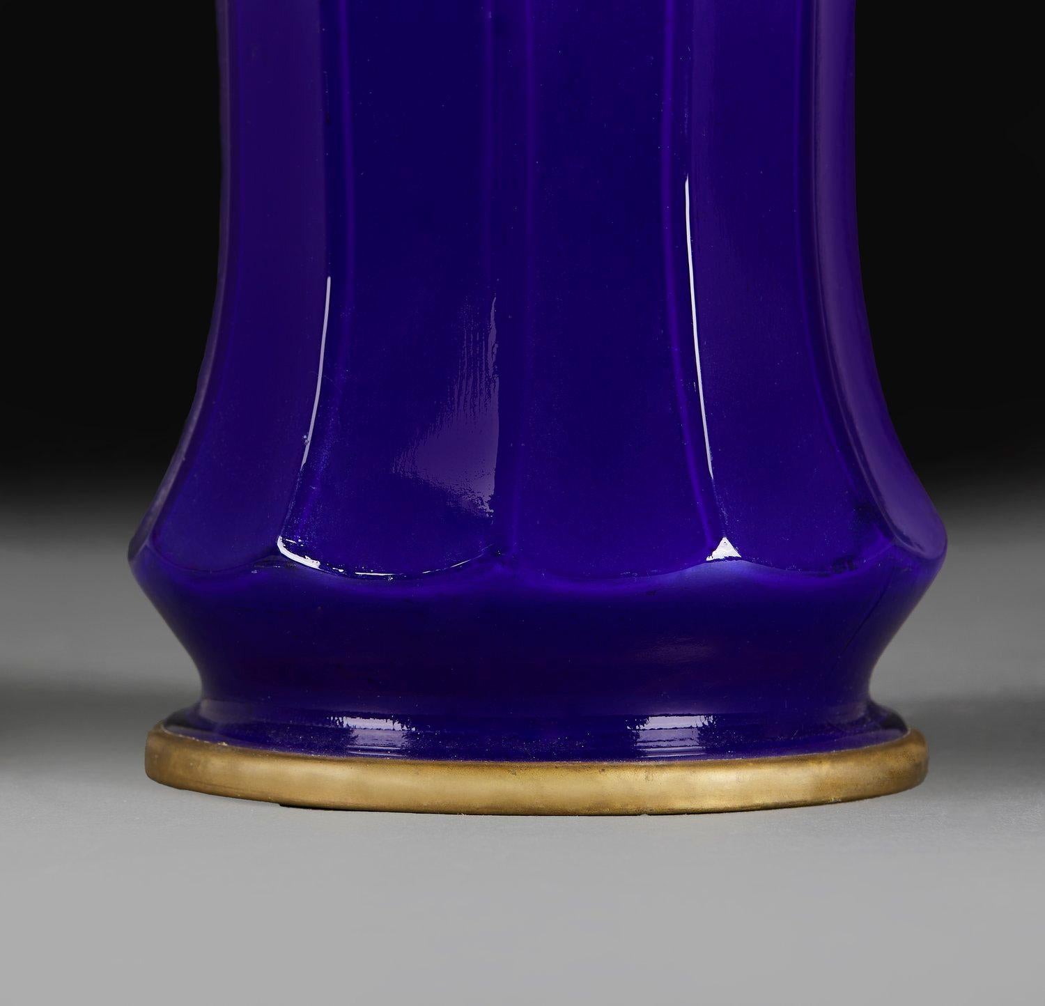 Paire de lampes à huile bleues de Bristol de la fin du 19e siècle, reposant sur des bases bleues tournées, utilisées aujourd'hui comme lampes.

Veuillez noter :

Abat-jour non compris. Les lampes ont été photographiées avec un abat-jour Pembroke de