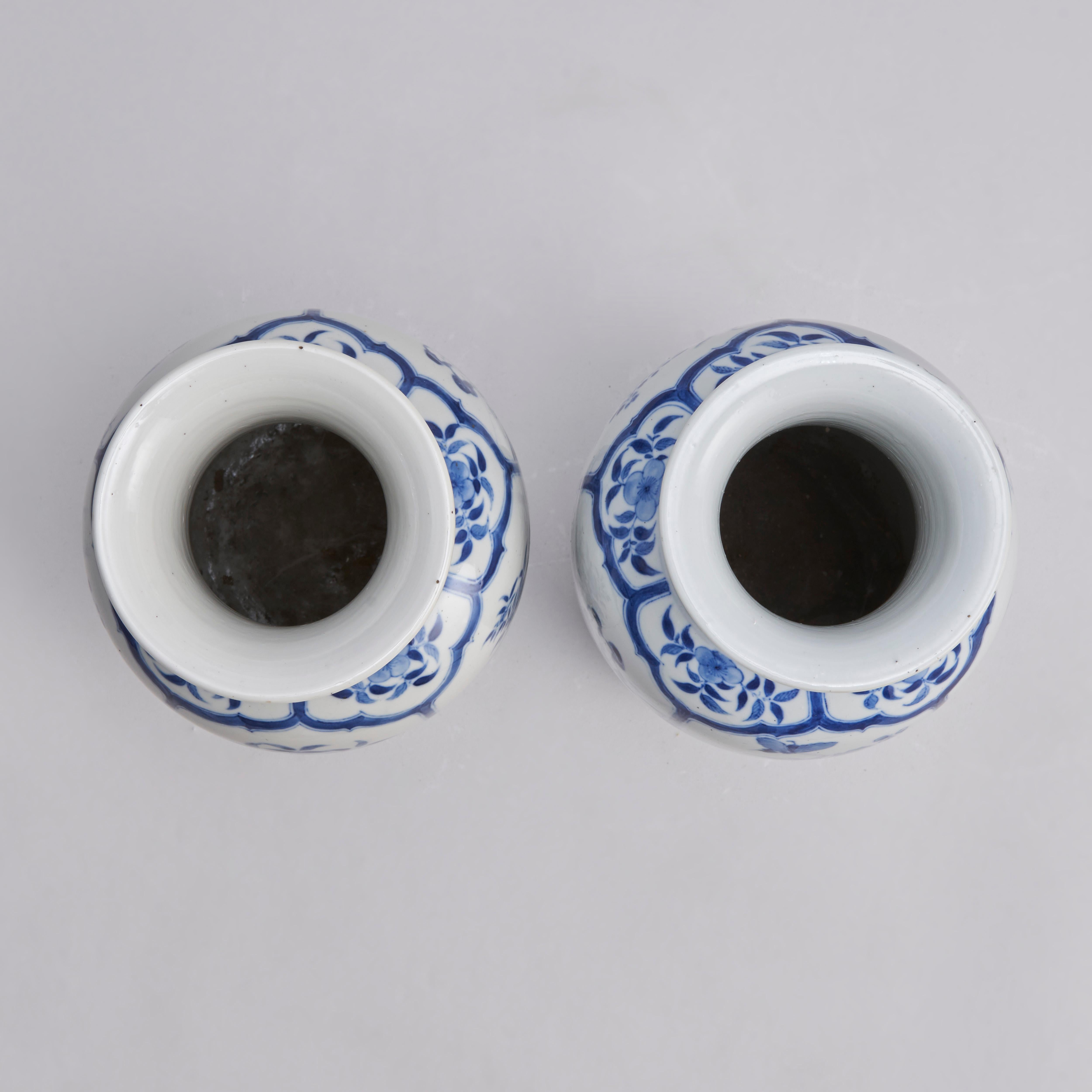 Chinois Paire de vases chinois en forme de balustre bleu et blanc du XIXe siècle (Circa 1 en vente