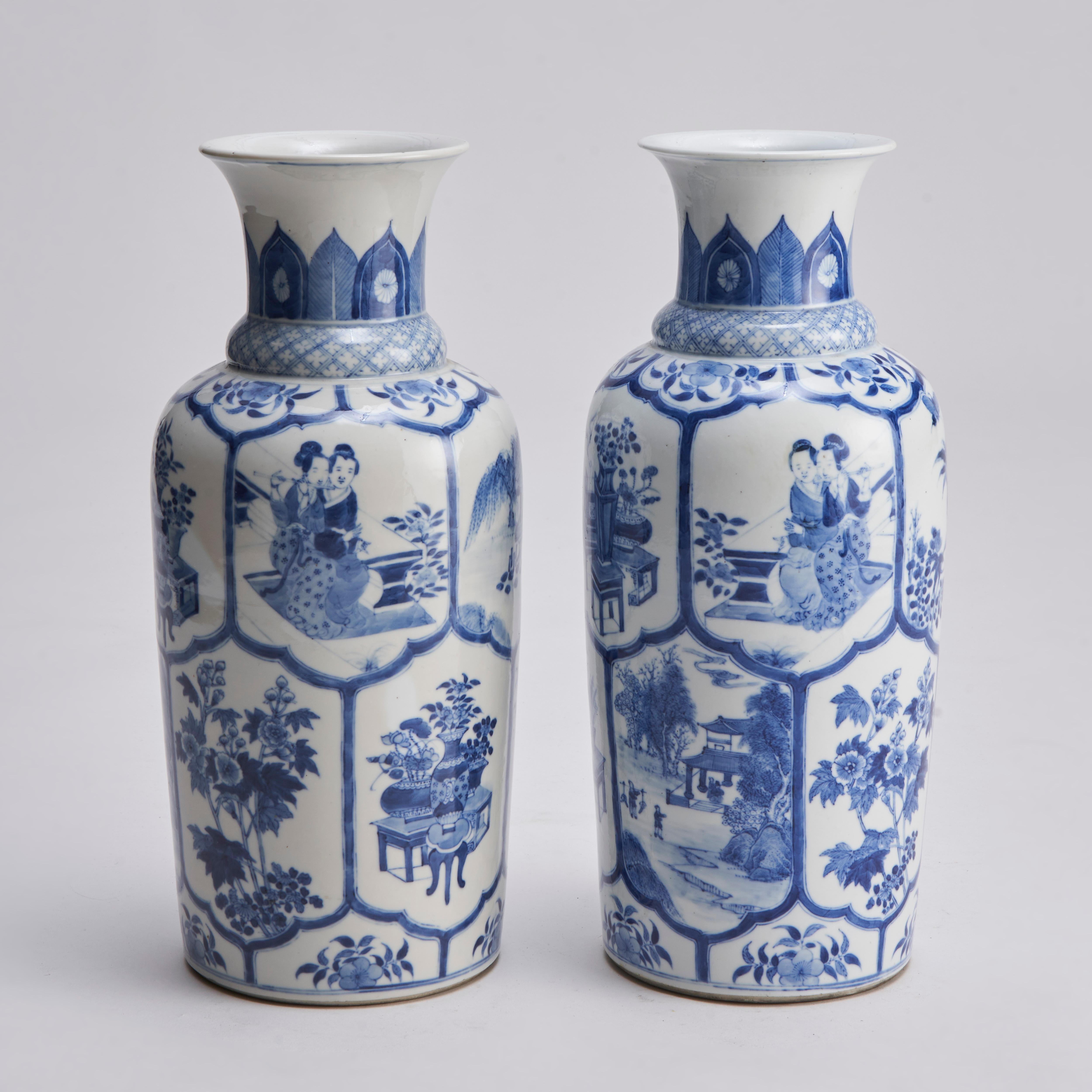 Paire de vases chinois en forme de balustre bleu et blanc du XIXe siècle (Circa 1 en vente 1