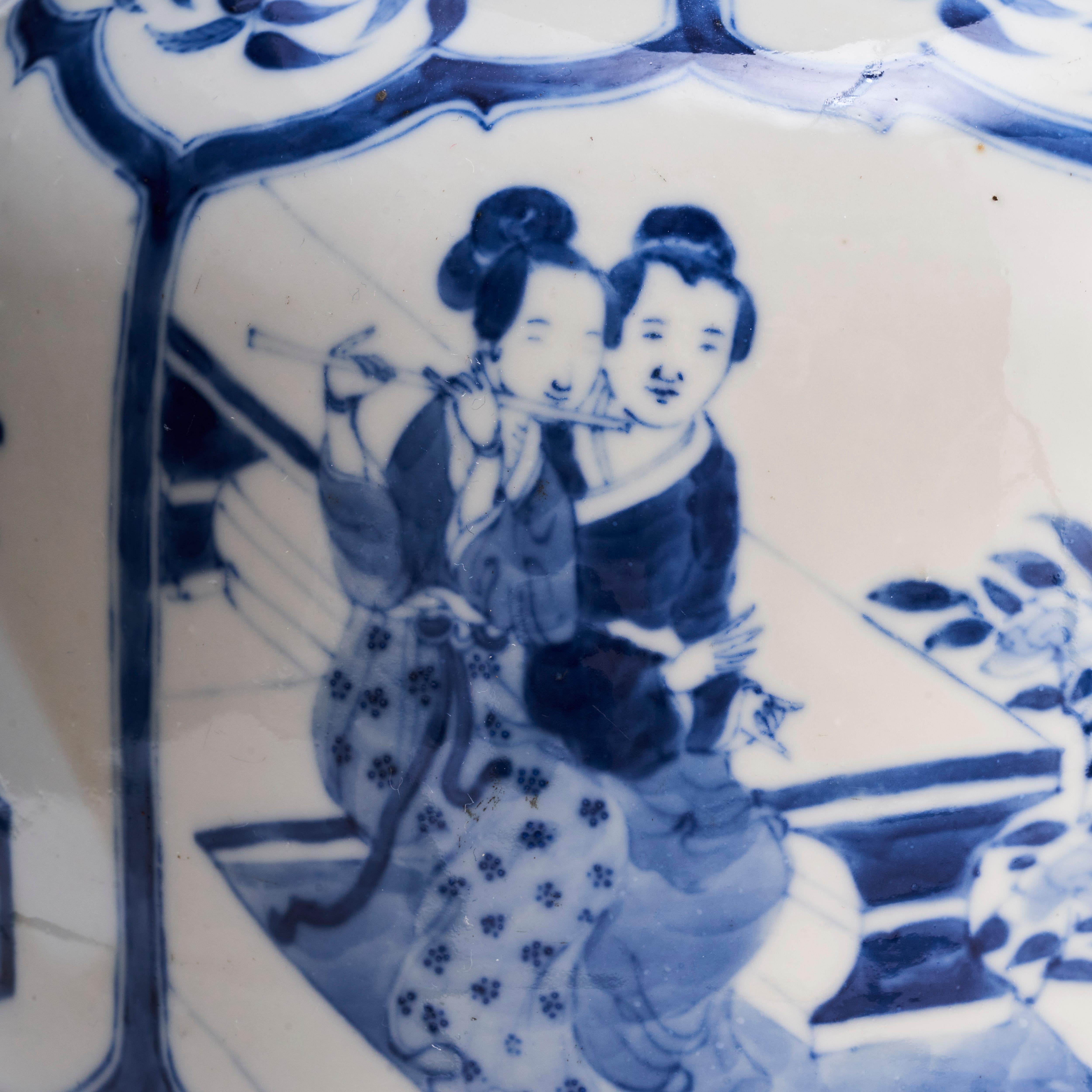 Paire de vases chinois en forme de balustre bleu et blanc du XIXe siècle (Circa 1 en vente 3