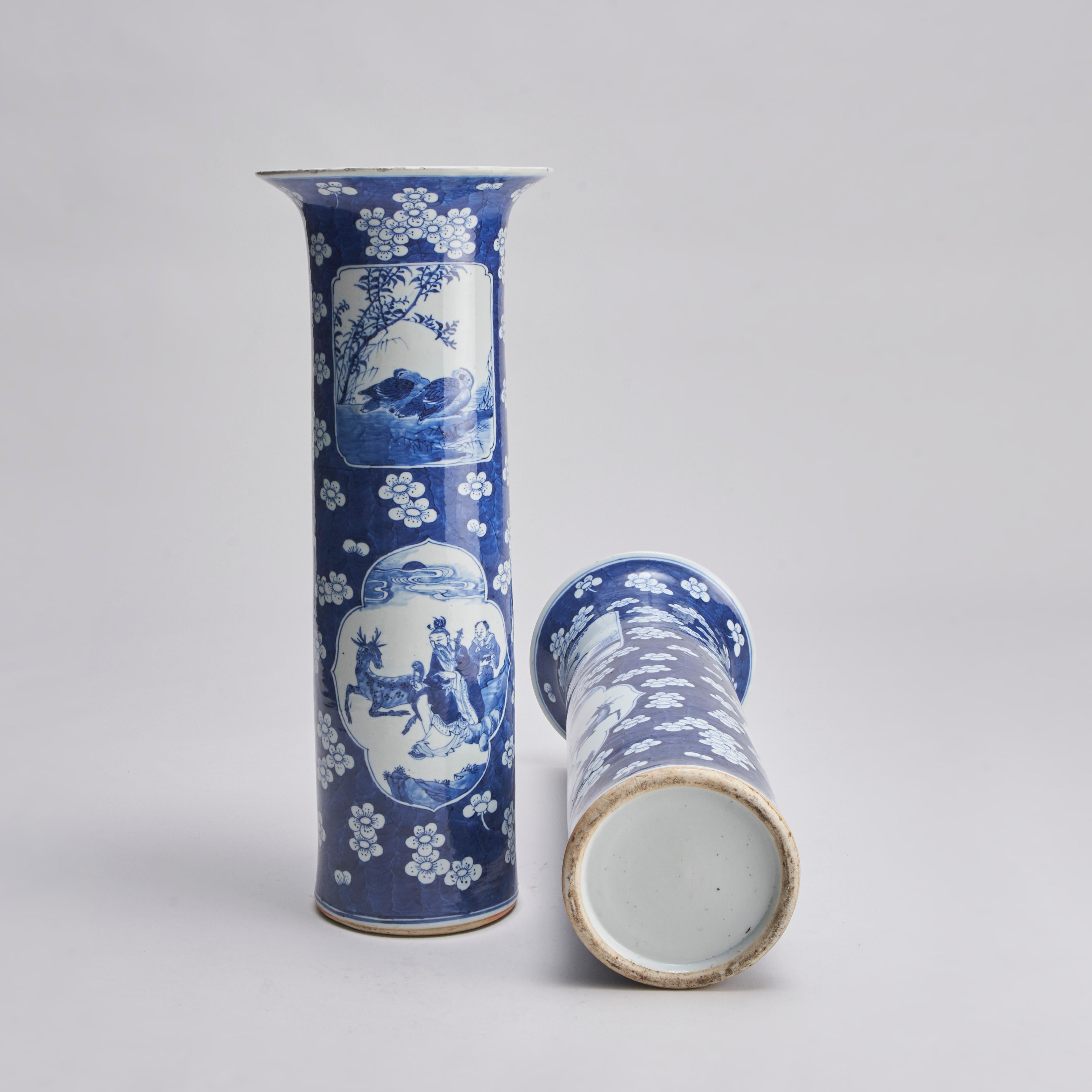 A pair of nineteenth Century Chinese blue and white sleeve vases (Circa 1870) For Sale 5