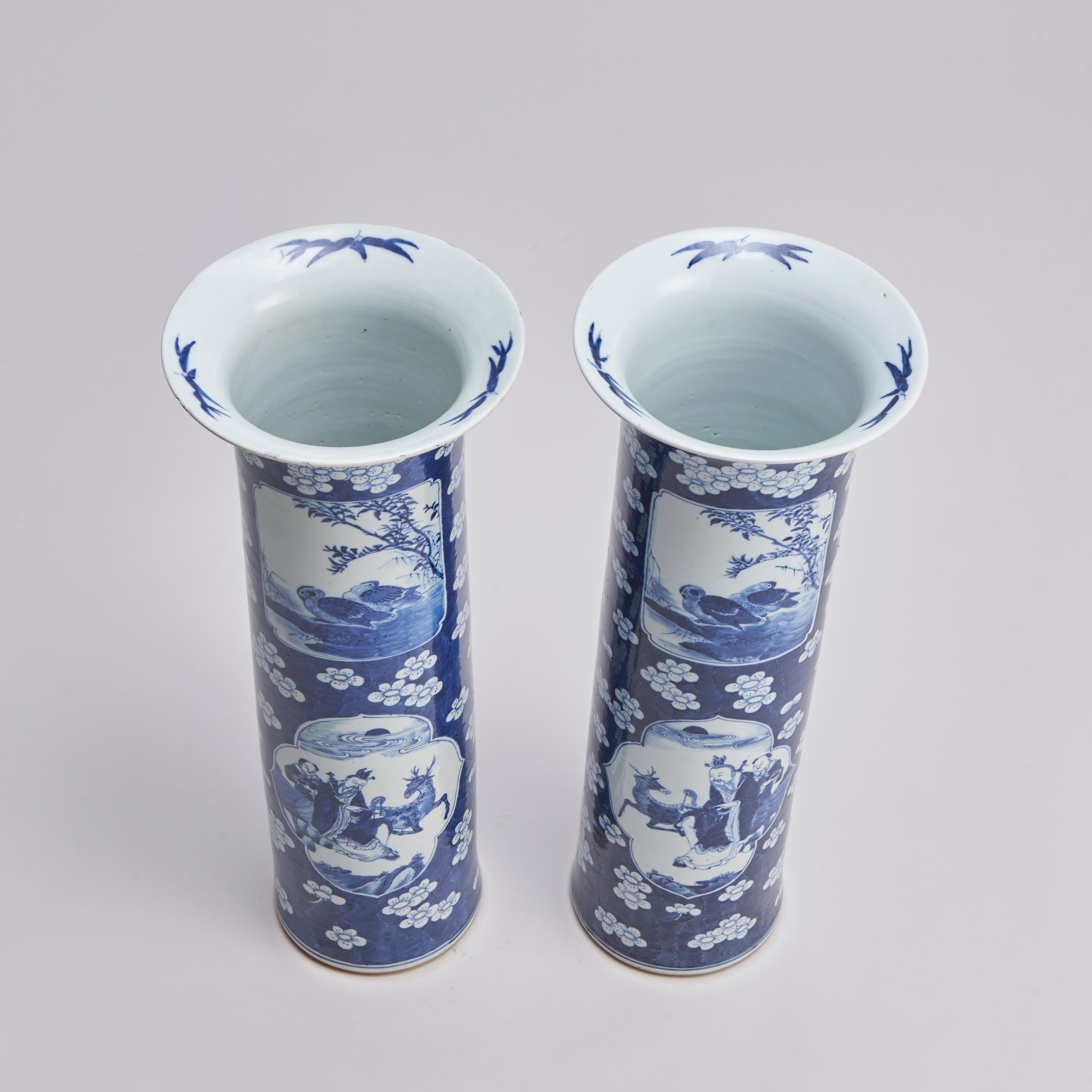 A pair of nineteenth Century Chinese blue and white sleeve vases (Circa 1870) In Good Condition For Sale In London, GB