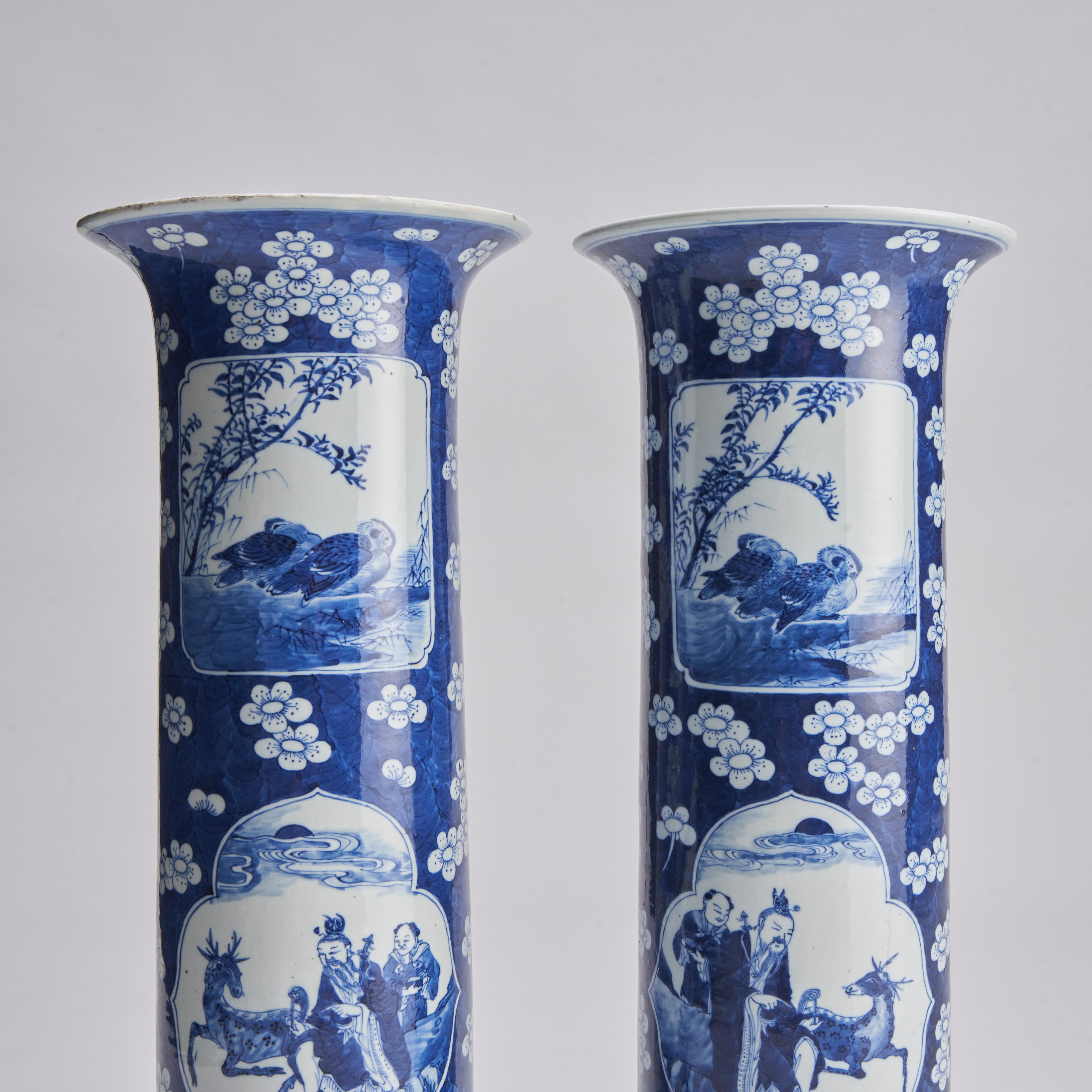 A pair of nineteenth Century Chinese blue and white sleeve vases (Circa 1870) For Sale 1
