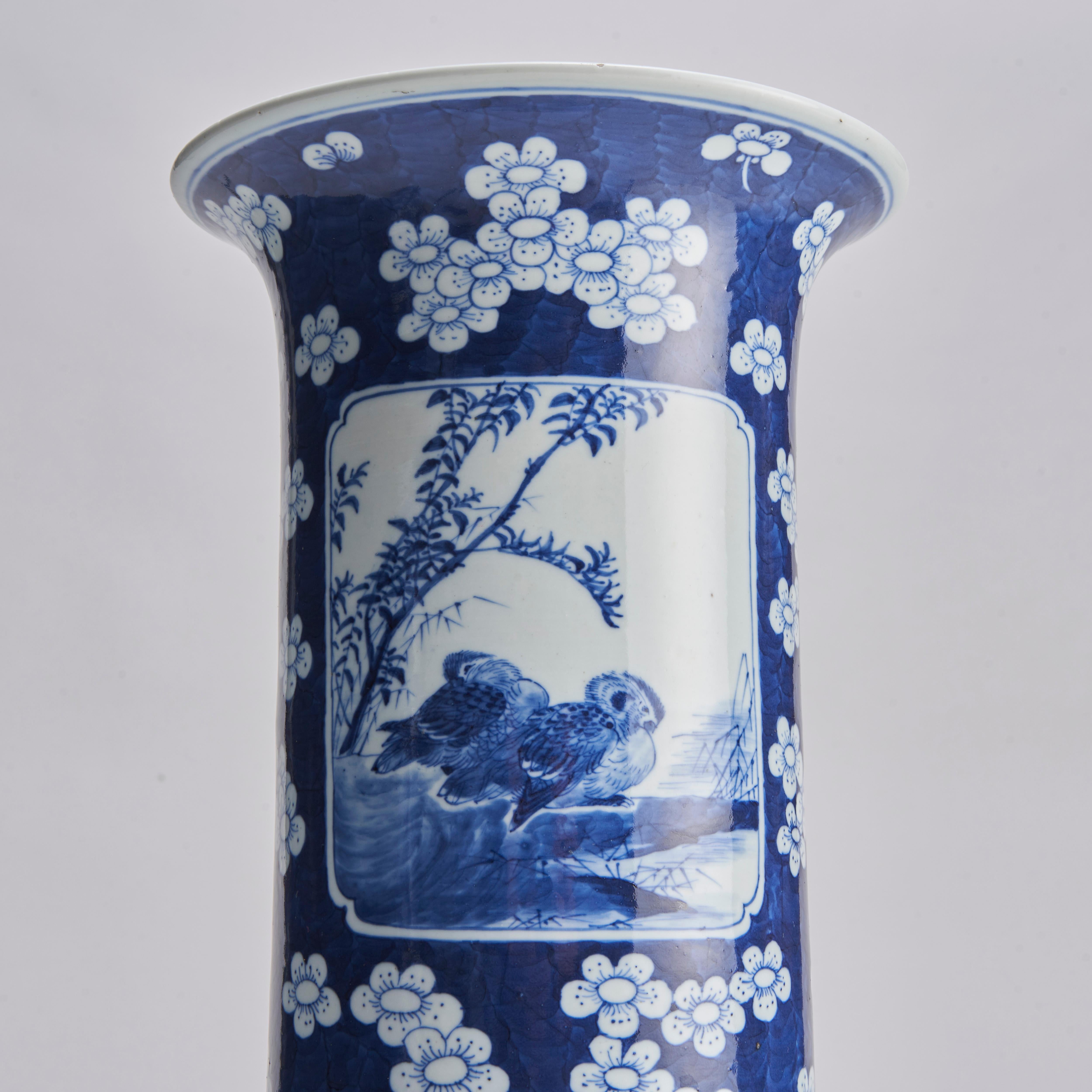 A pair of nineteenth Century Chinese blue and white sleeve vases (Circa 1870) For Sale 3