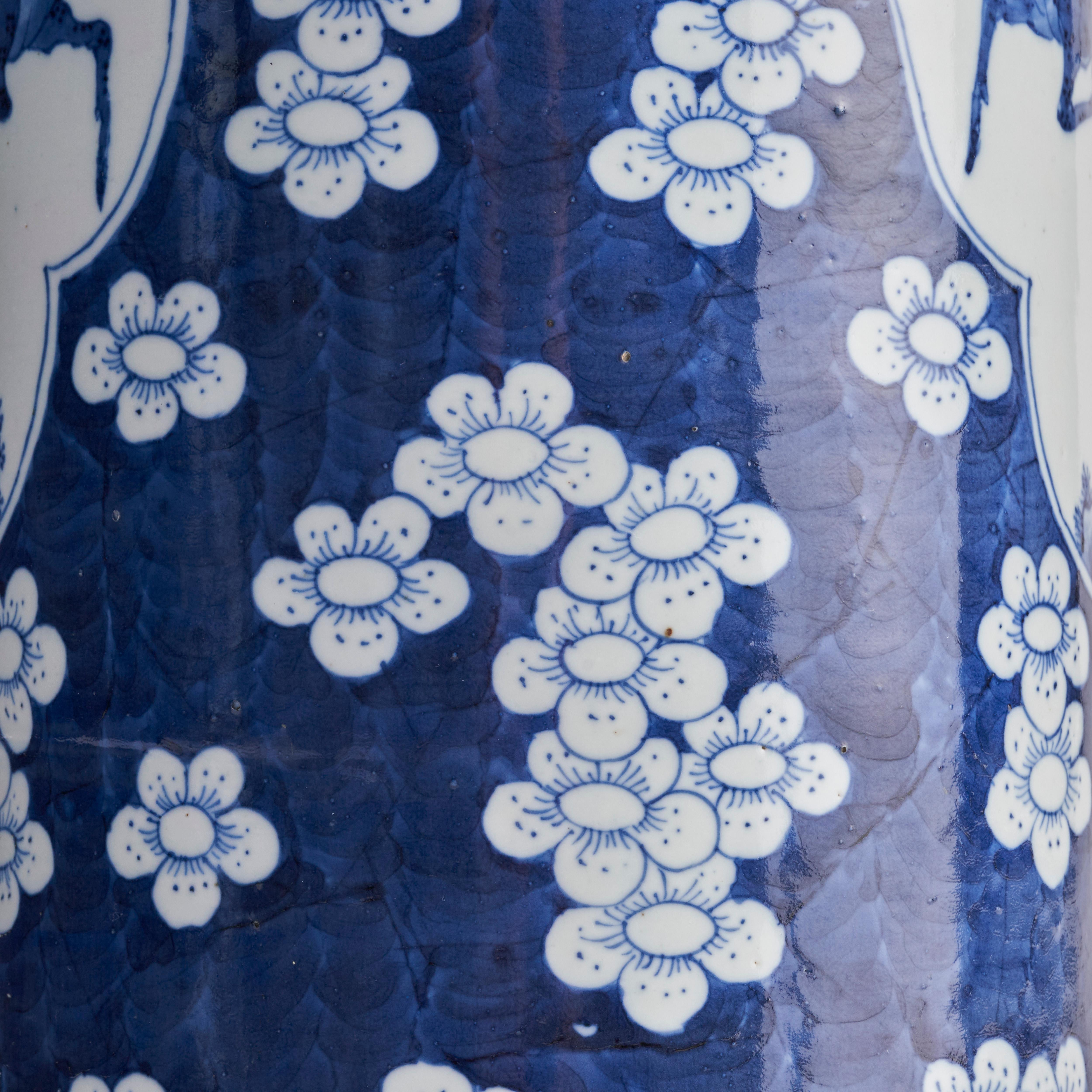 A pair of nineteenth Century Chinese blue and white sleeve vases (Circa 1870) For Sale 4