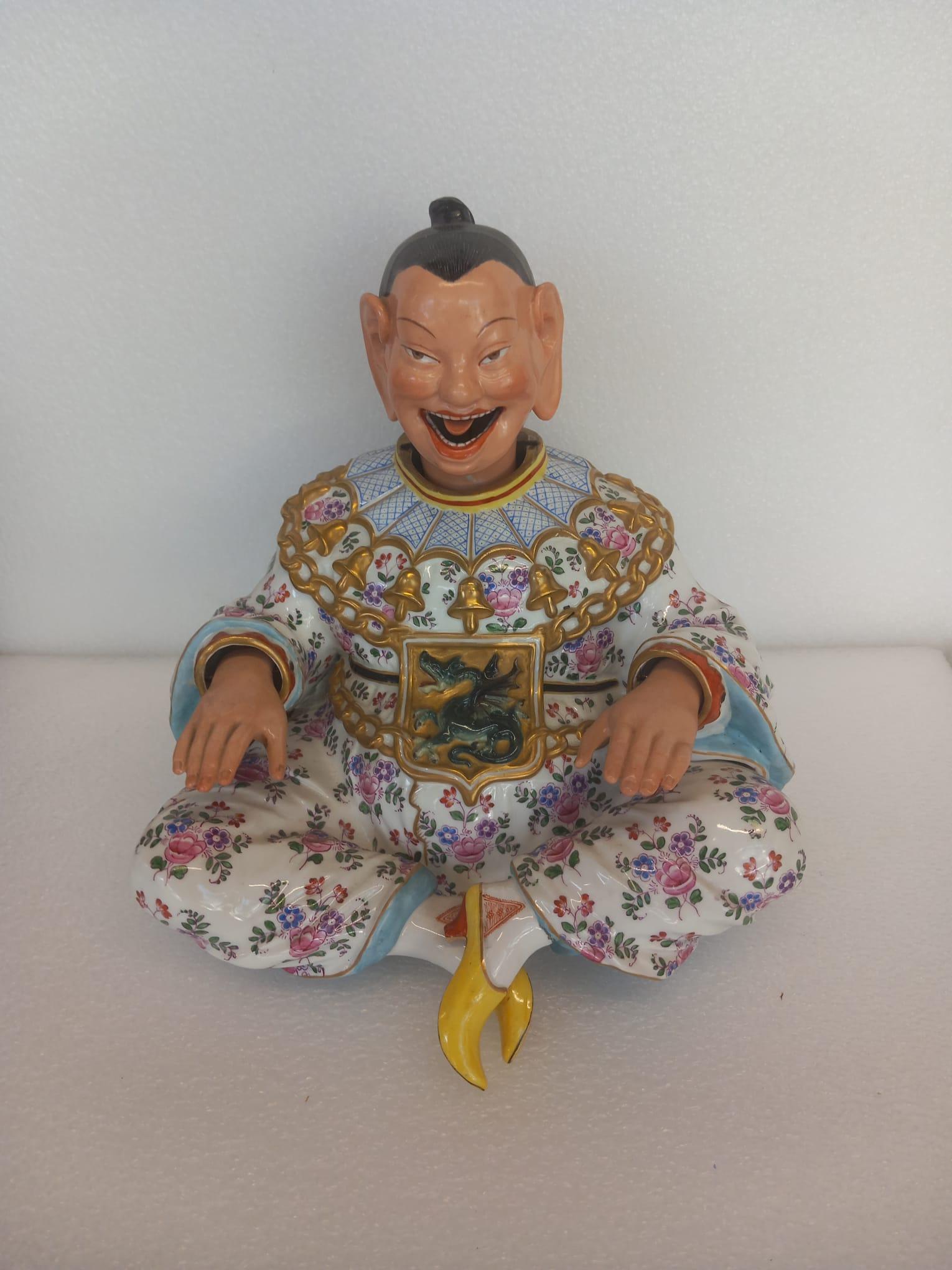 Paire de figurines de pagode du XIXe siècle représentant un homme et une femme orientaux en costume traditionnel.
Les figurines de la pagode sont en porcelaine et portent la marque Meissen Marcolini du XVIIIe siècle, mais il s'agit en fait d'une