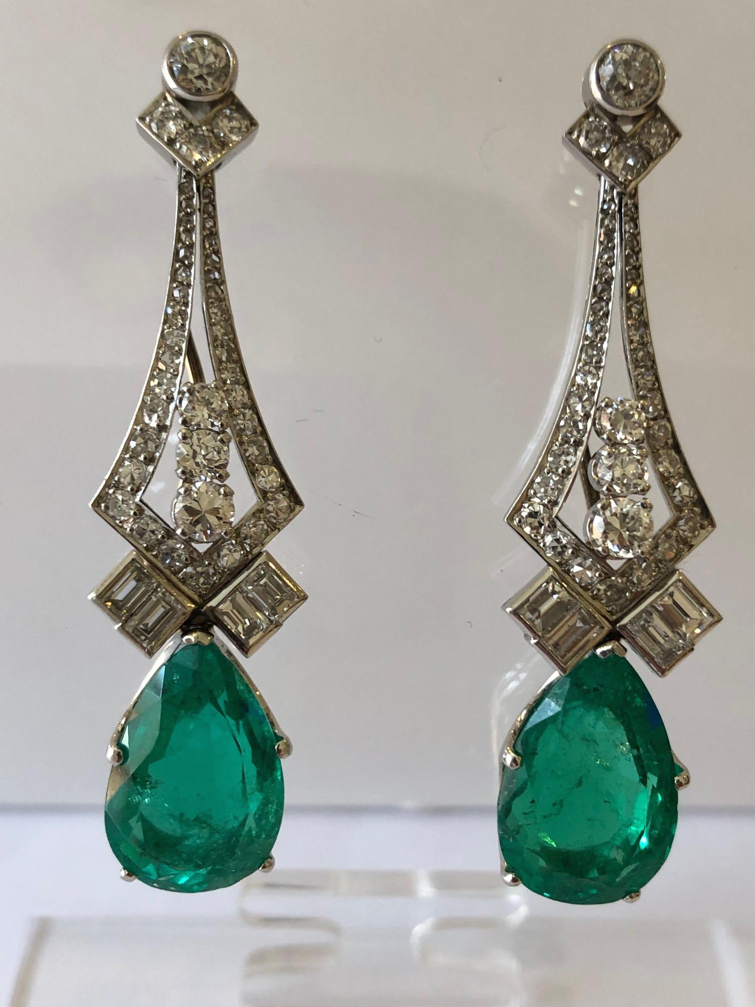 Art Deco Pair of No Oil Colombian Emerald and Diamond Drop Earrings Certificated by GRS For Sale
