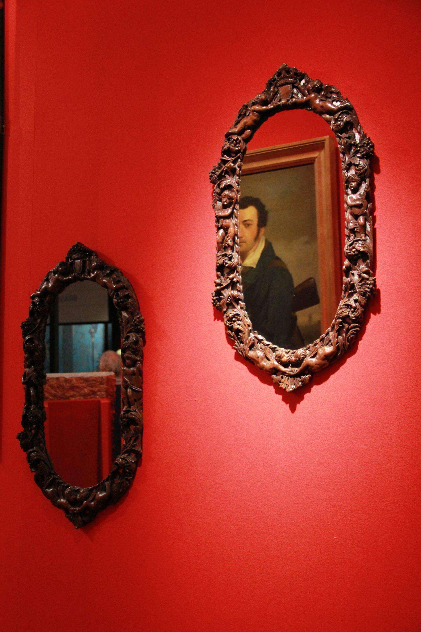 Probablement d'Europe du Nord, fin du XVIIe siècle

Chacune d'entre elles est sculptée de manière élaborée avec des putti

Hauteur totale 78 cm, largeur 50 cm, profondeur 6 cm

