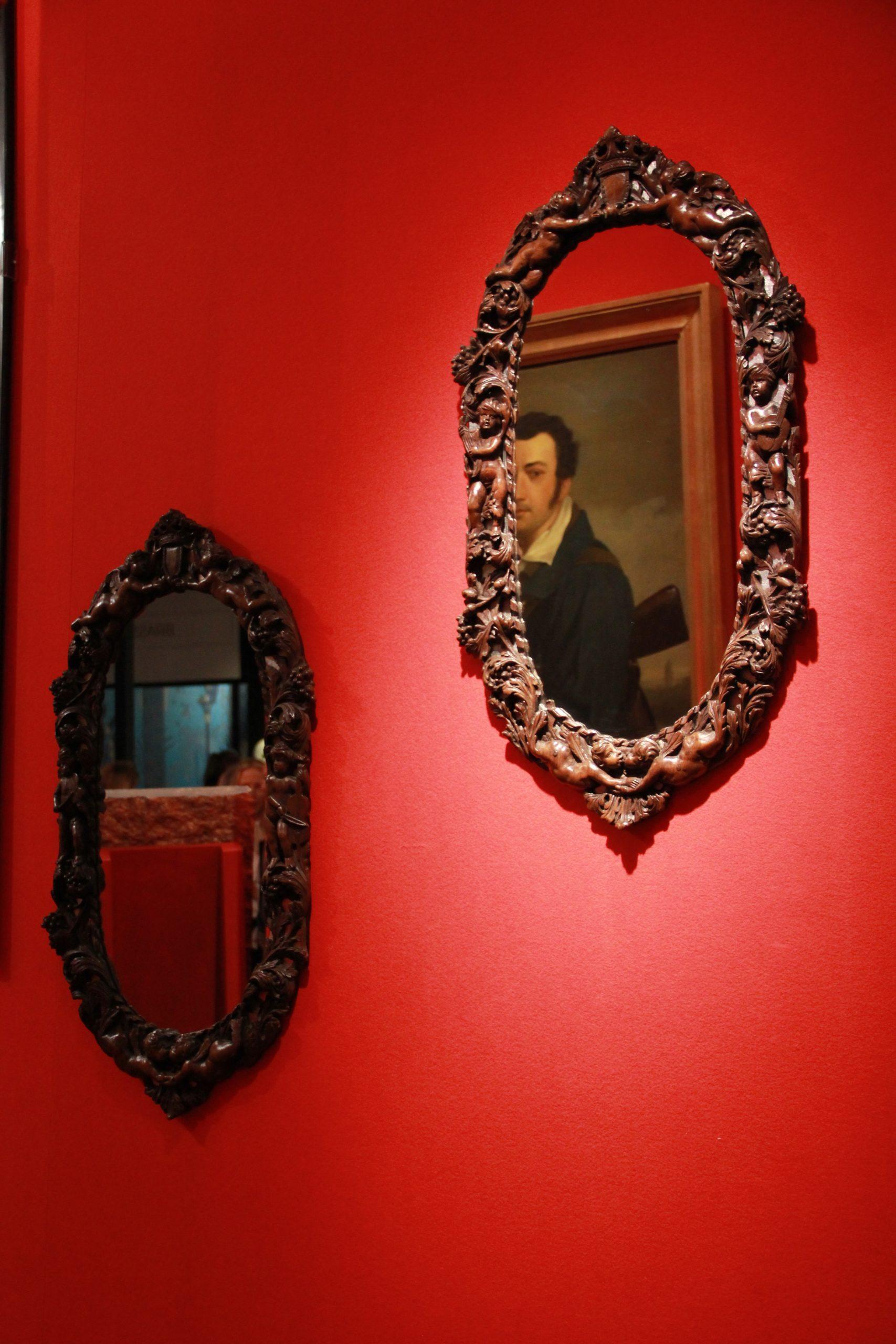 Paire de panneaux ovales en noyer sculpté d'Europe du Nord, adaptés comme miroirs Bon état - En vente à London, GB