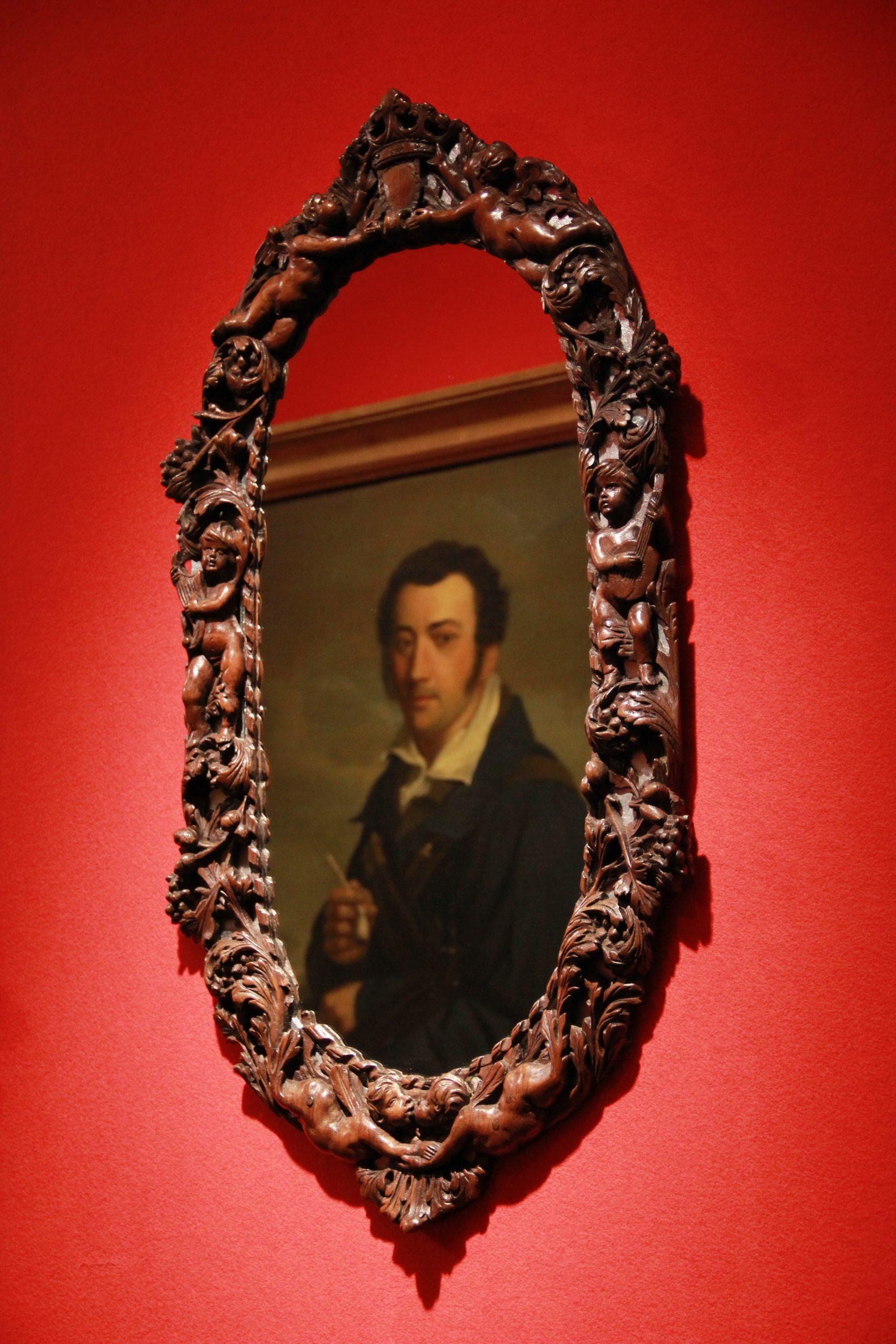 17ème siècle Paire de panneaux ovales en noyer sculpté d'Europe du Nord, adaptés comme miroirs en vente