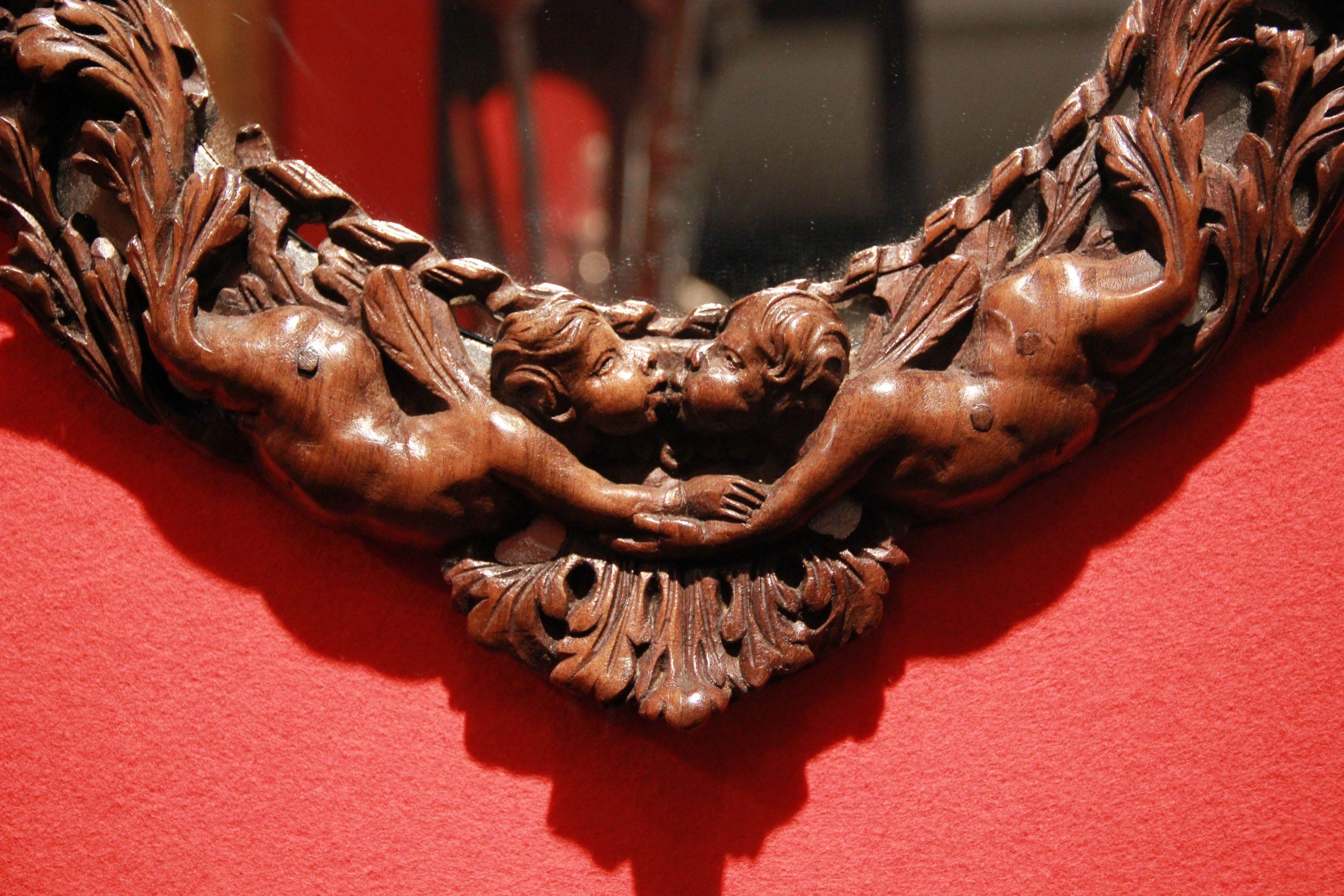 Miroir Paire de panneaux ovales en noyer sculpté d'Europe du Nord, adaptés comme miroirs en vente