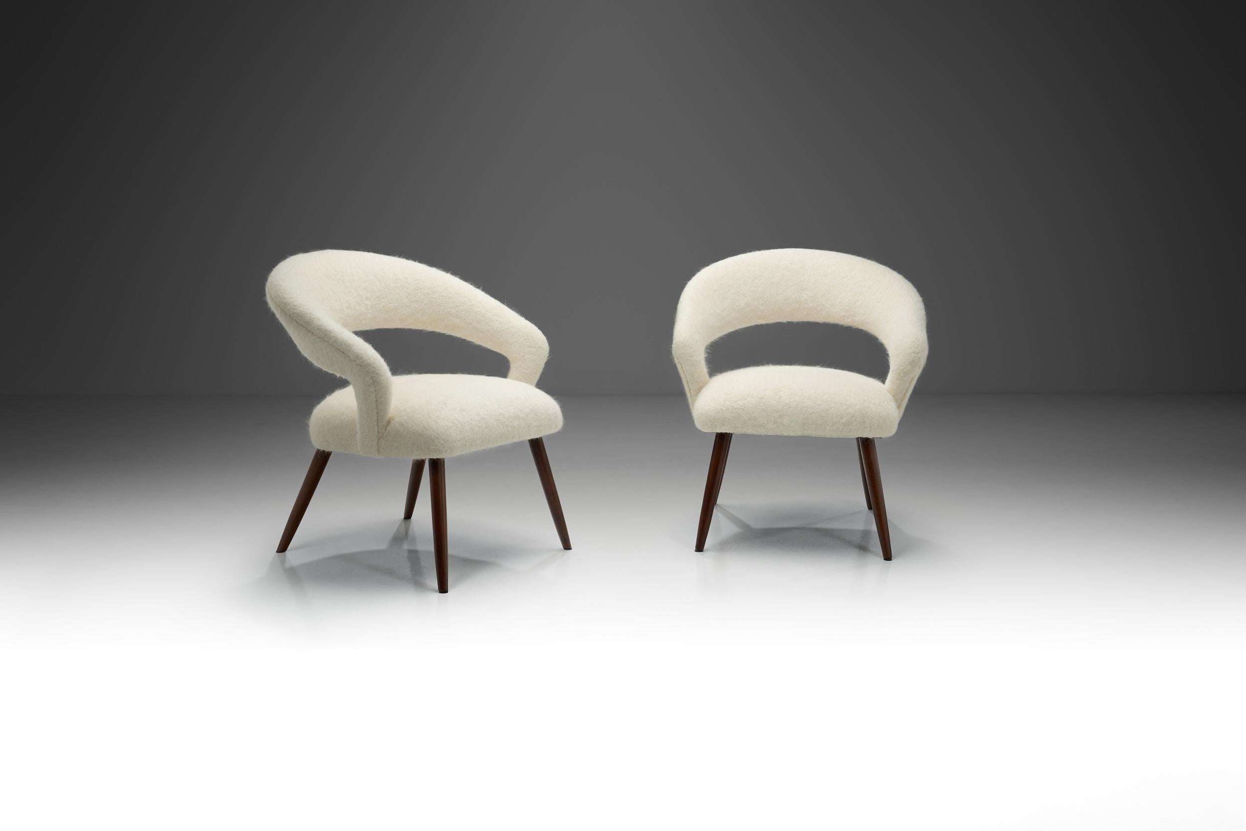 Ein Paar Cocktailstühle aus Eiche, Europa 1950er Jahre (Moderne der Mitte des Jahrhunderts) im Angebot