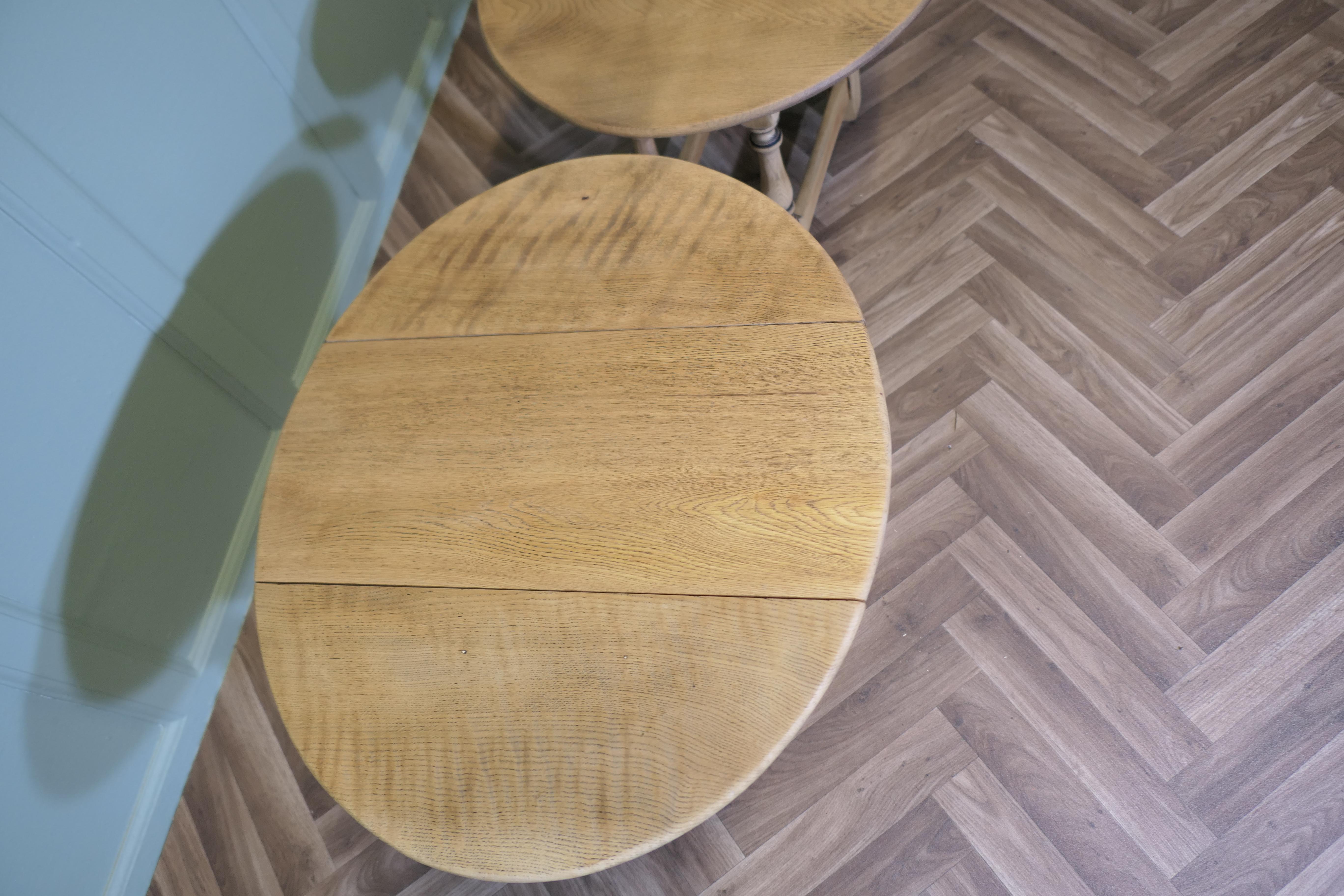 A Pair of Oak Coffee or Side Tables In Good Condition For Sale In Godshill, Isle of Wight