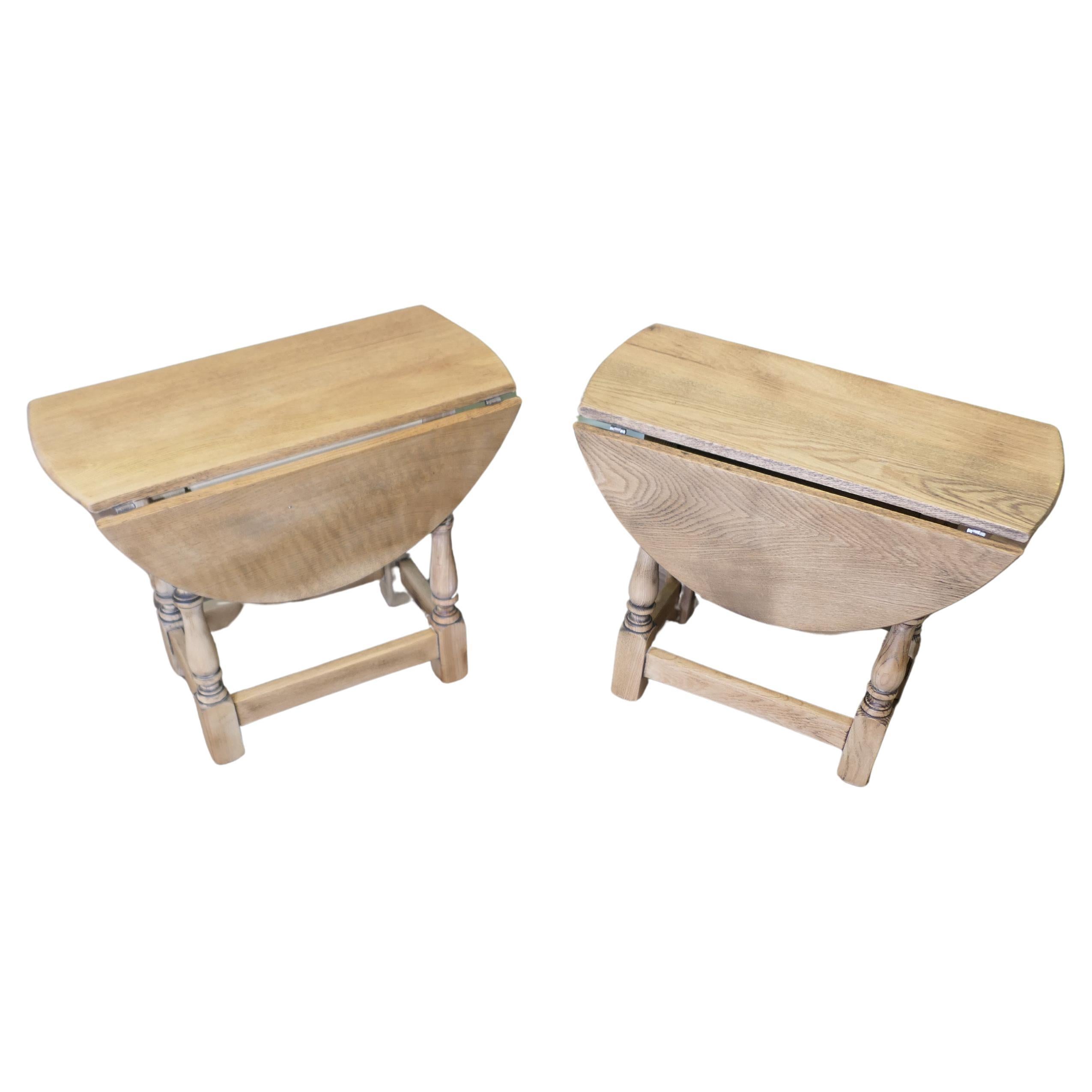 Paire de tables basses ou d'appoint en chêne