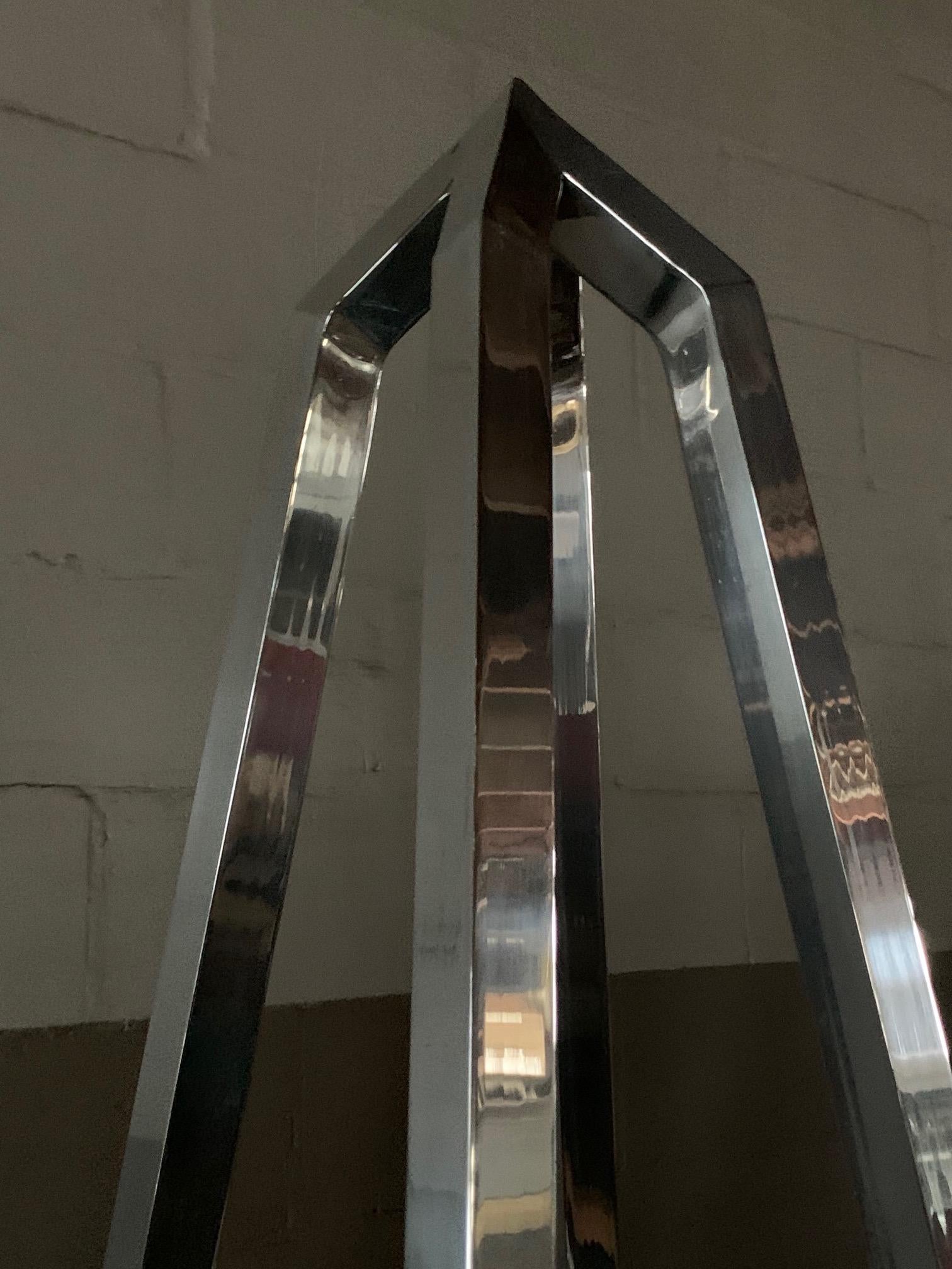 Pair of Obelisk Étagères in Polished Aluminum For Sale 1