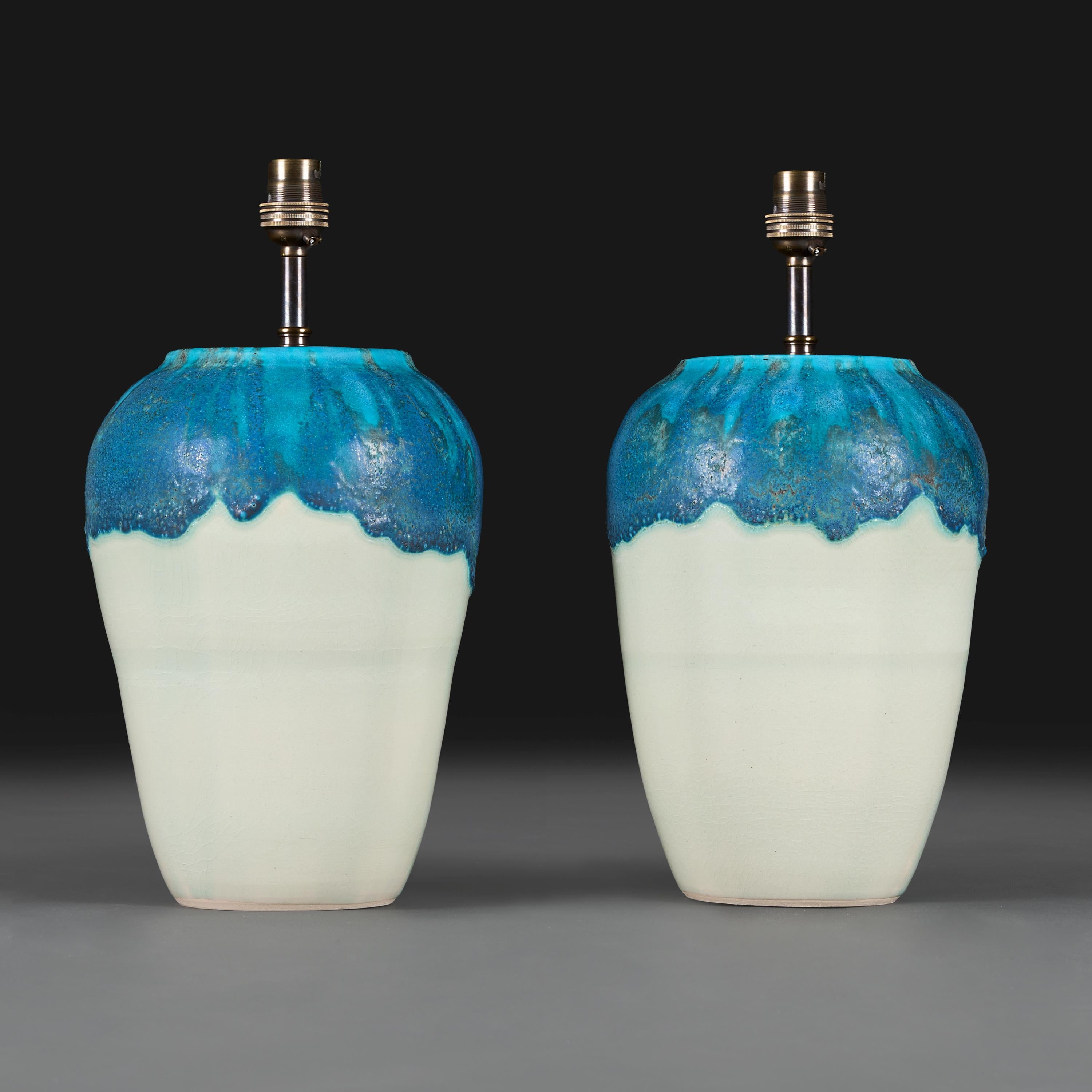 Inglese Coppia di lampade in ceramica con smalto a goccia blu oceano. in vendita