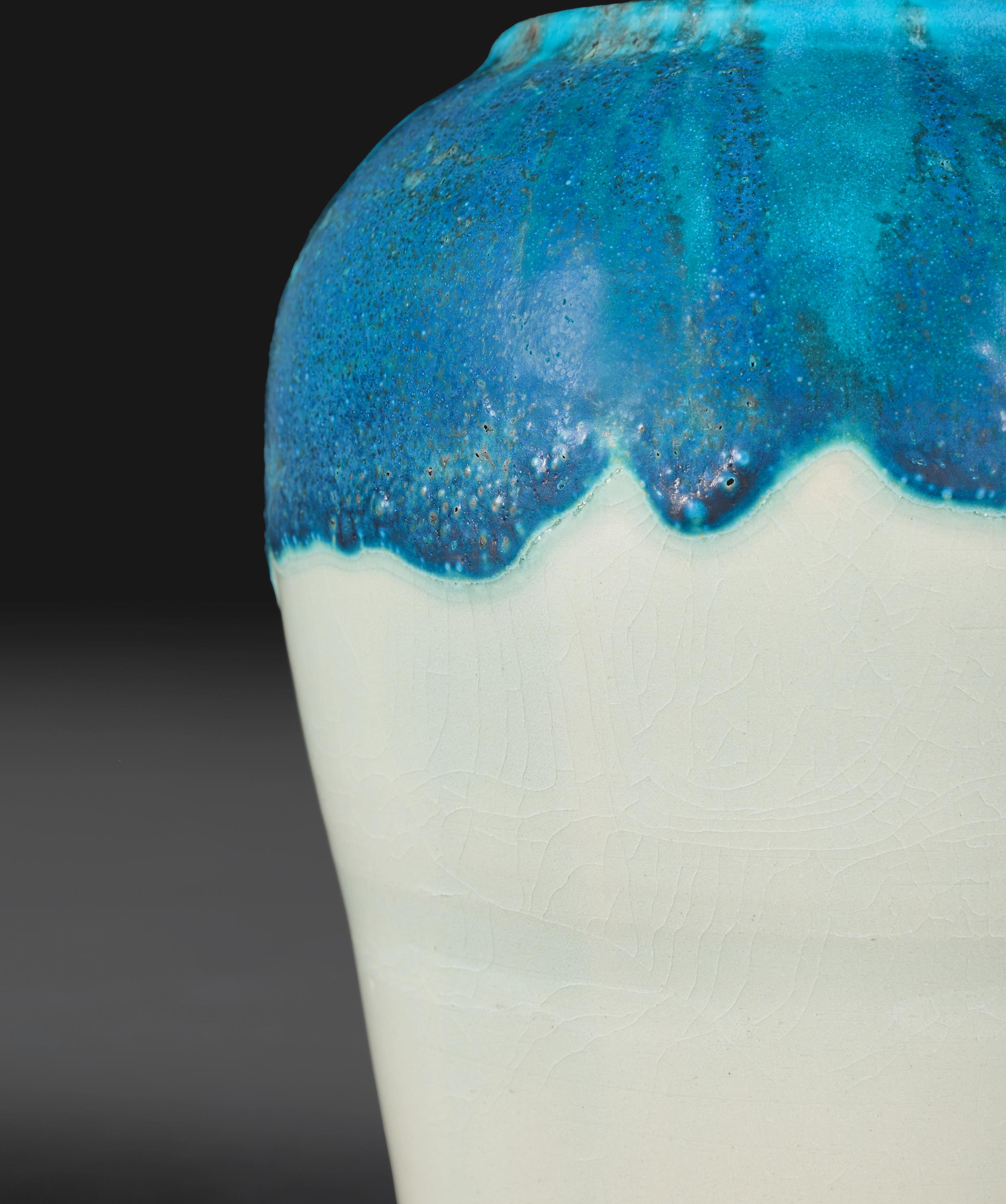 XXI secolo e contemporaneo Coppia di lampade in ceramica con smalto a goccia blu oceano. in vendita