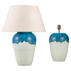 Coppia di lampade in ceramica con smalto a goccia blu oceano.