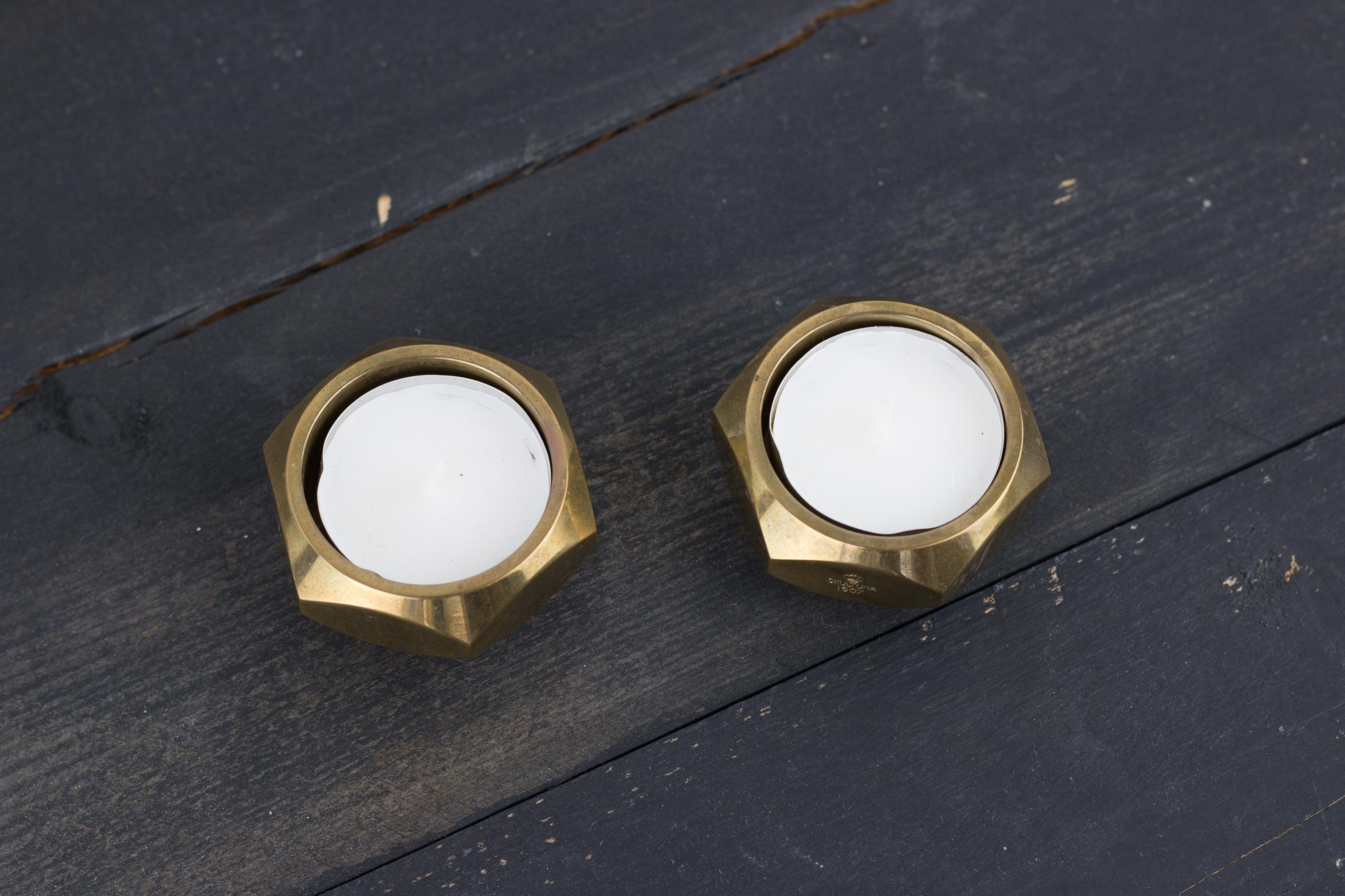 a pair of octagonal brass candle holders by Pierre Forsell for Skultuna In Good Condition For Sale In Kiel, SH