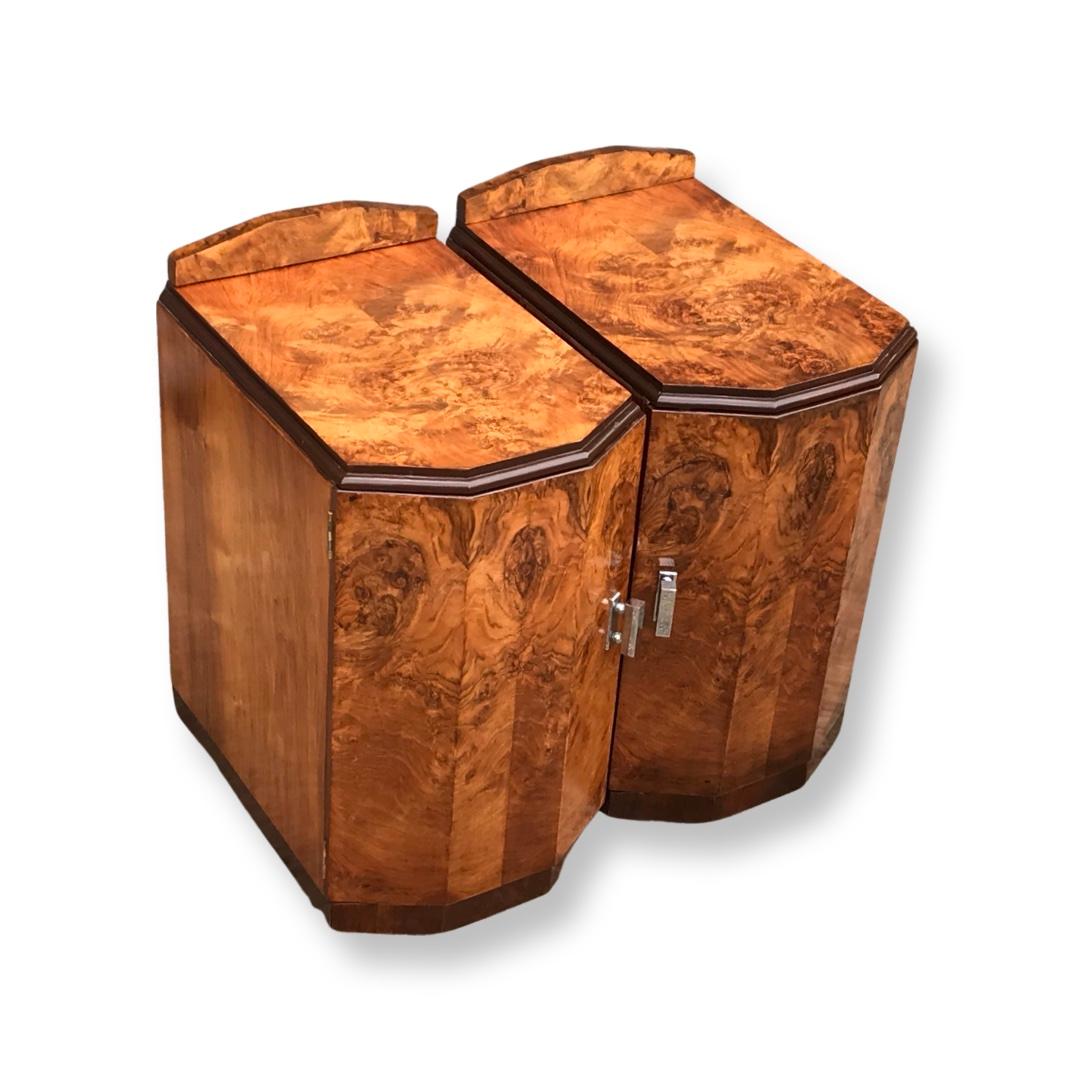 Ein Paar achteckige Nachttische/Nachtschränke aus Wurzelnussholz mit Front im Angebot 4