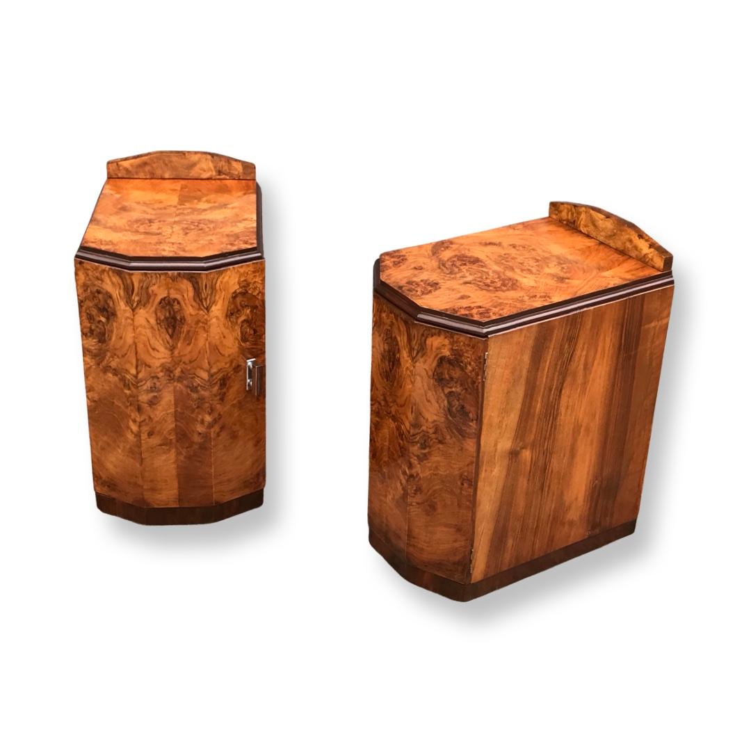 European Pair of Octagonal Fronted Burr Walnut Nightstands/Bedside Cabinets For Sale