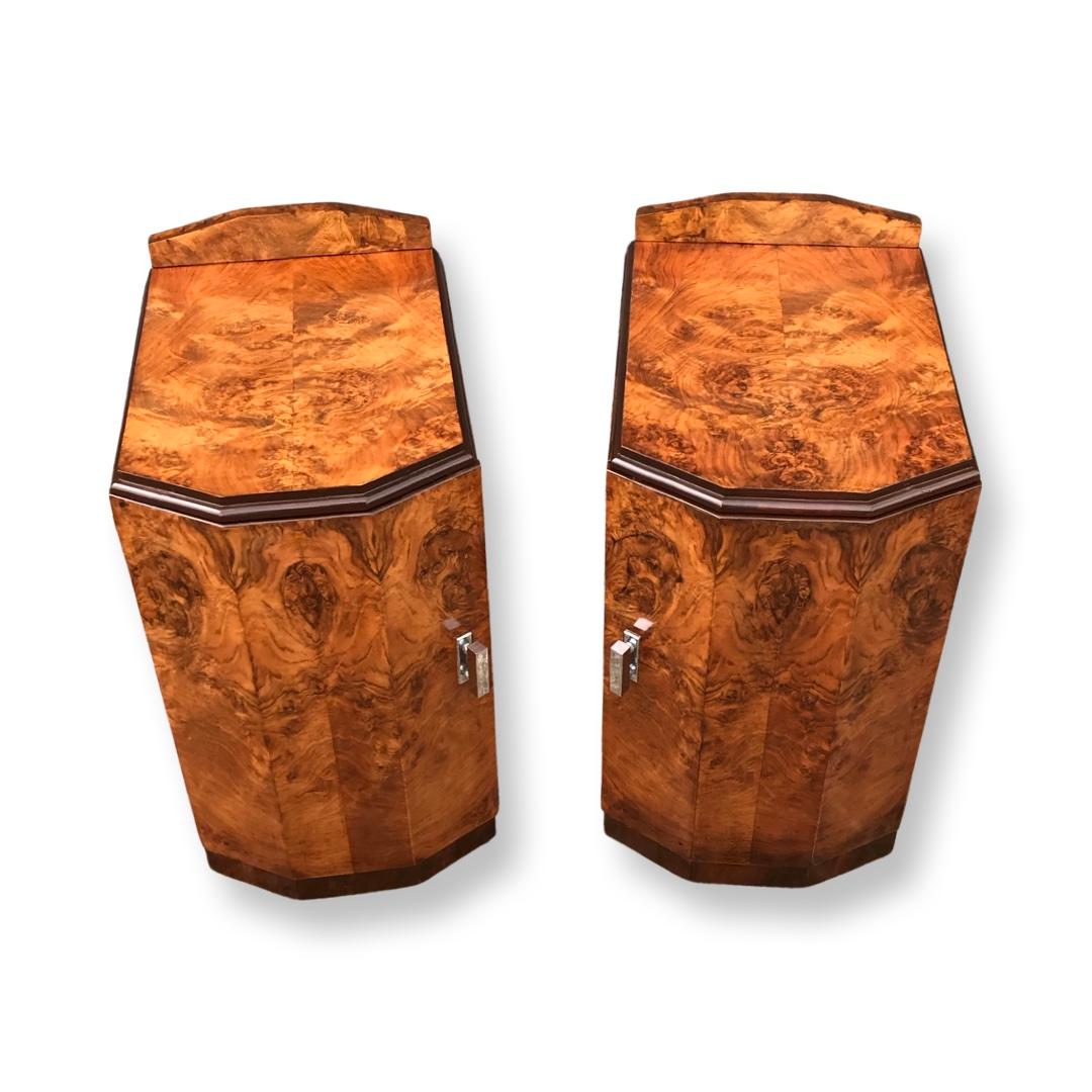 Ein Paar achteckige Nachttische/Nachtschränke aus Wurzelnussholz mit Front im Zustand „Gut“ im Angebot in Barnstaple, GB