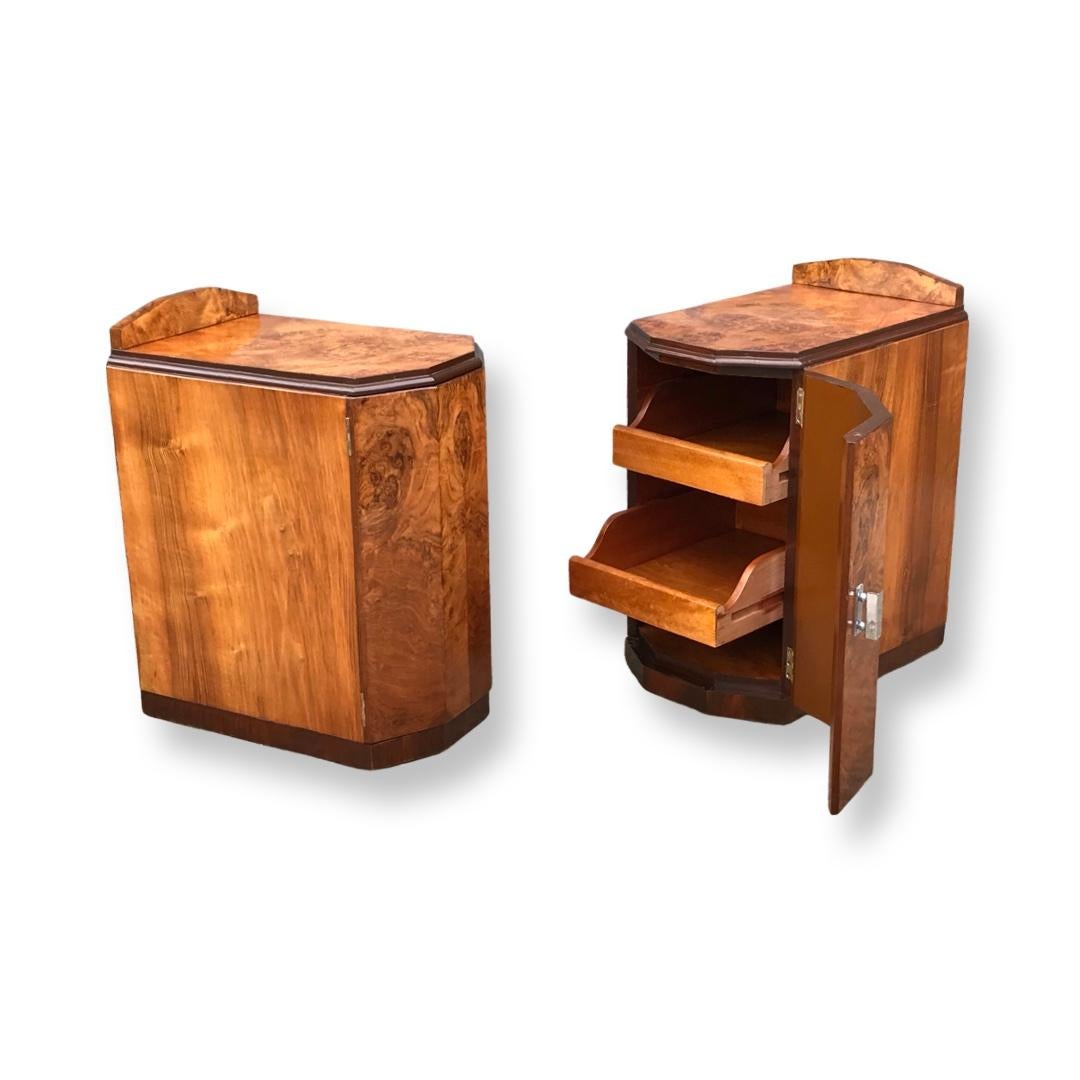 Pair of Octagonal Fronted Burr Walnut Nightstands/Bedside Cabinets For Sale 2