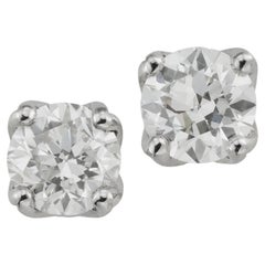 Une paire de boucles d'oreilles anciennes ornées de diamants taille brillant