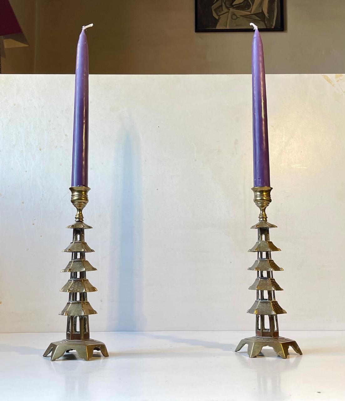 Esportazione cinese Coppia di antichi candelieri cinesi a pagoda in ottone in vendita