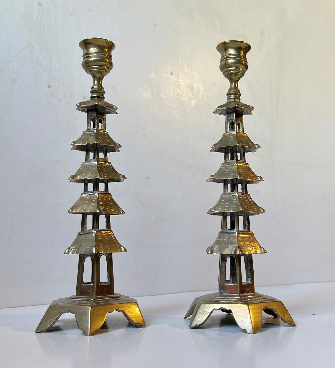 Cinese Coppia di antichi candelieri cinesi a pagoda in ottone in vendita