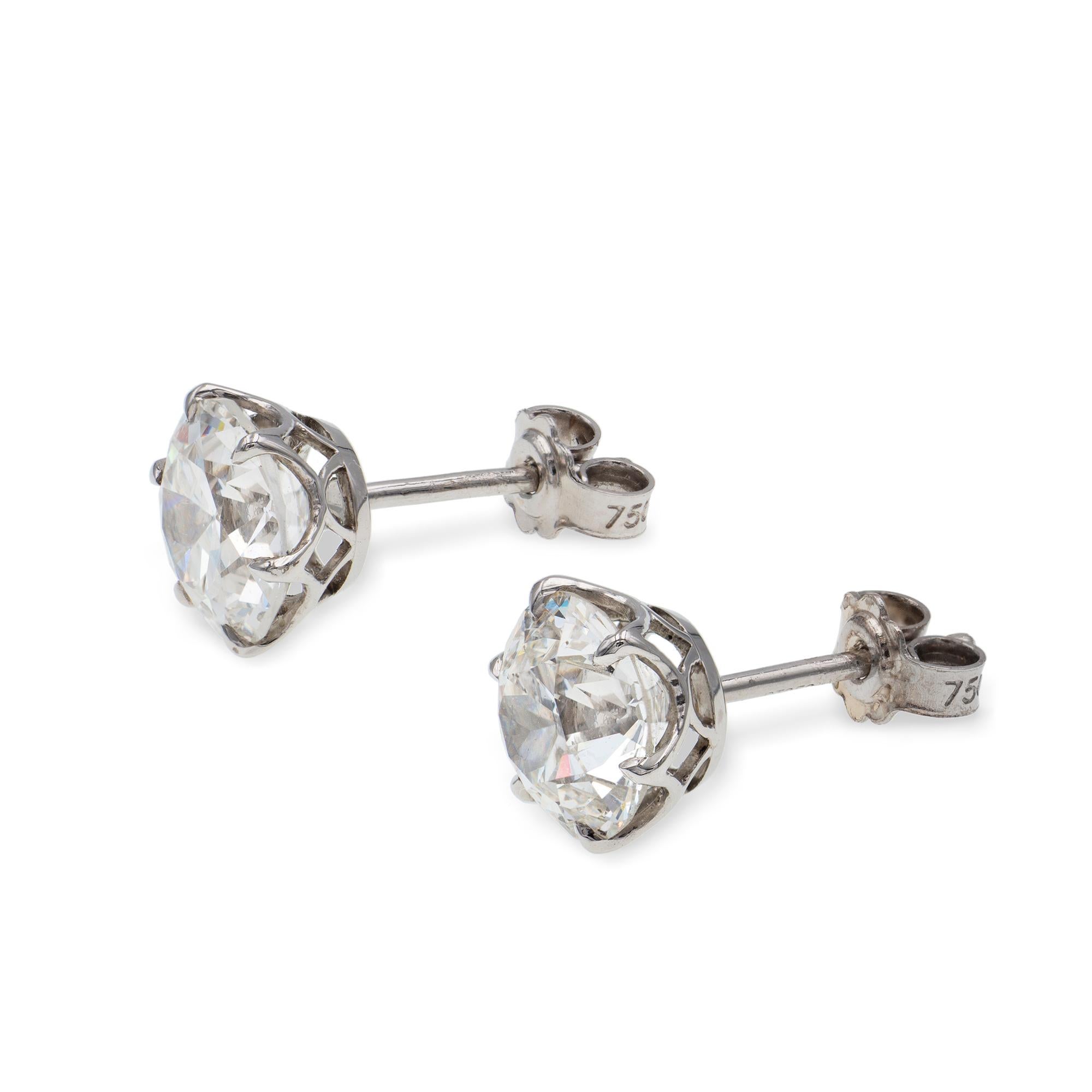 Une paire de boucles d'oreilles en diamant taille ancienne, le diamant de 2,07 carats accompagné d'un rapport HRD 170002961964 indiquant la couleur G, la pureté VS2, le diamant de 2,10 carats accompagné d'un rapport GIA 5192334059 indiquant la