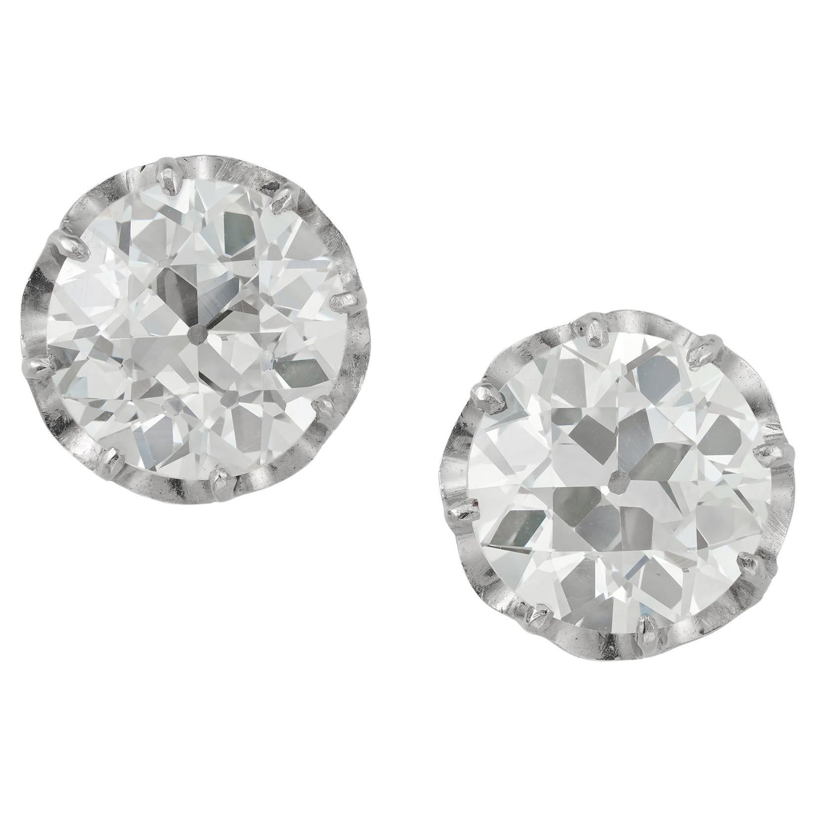 Ein Paar alte Diamant-Ohrstecker im europäischen Schliff
