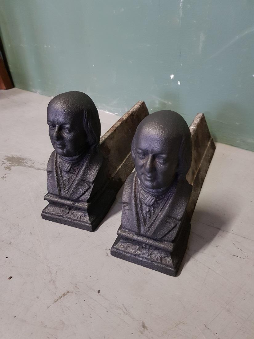 Old French cast iron andirons with men's bust in front, both are in good but used condition. Originating from the 1st half of the 20th century or the end of the 19th century.

The measurements are,
Depth 31 cm/ 12.2 inch.
Width 8 cm/ 3.1