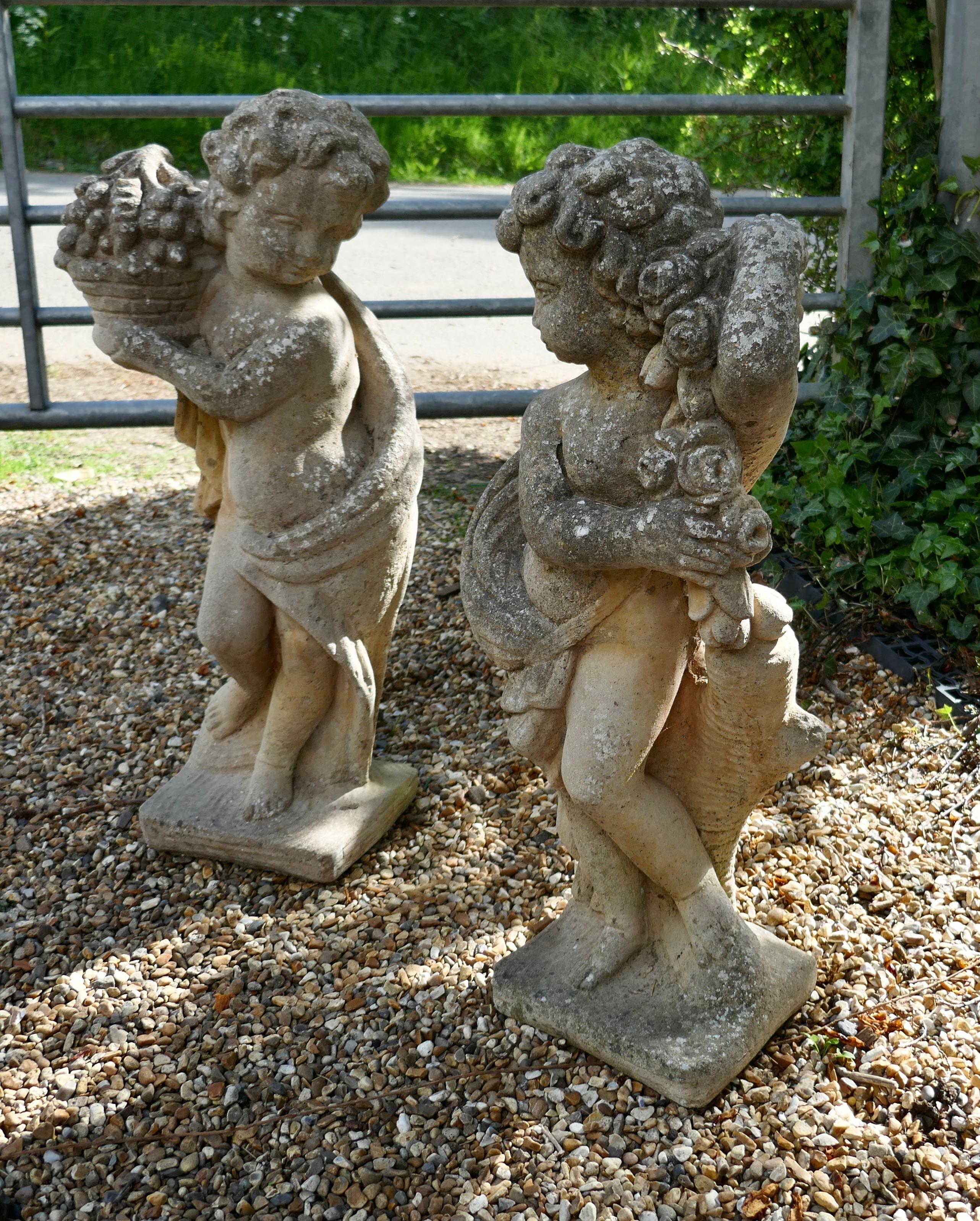 Coppia di vecchie statue classiche di Flower Child, soggette alle intemperie In condizioni buone in vendita a Godshill, Isle of Wight