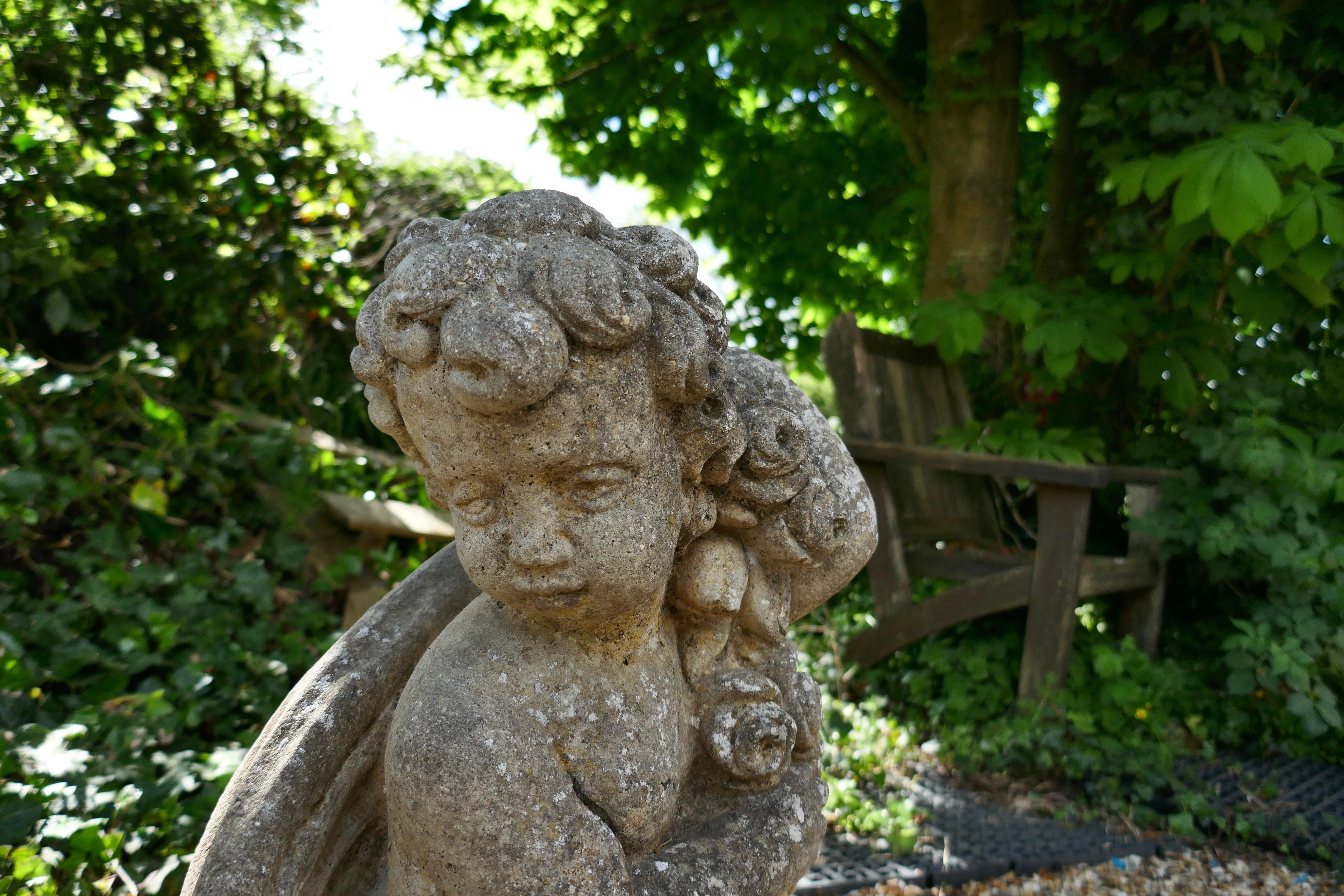 Calcestruzzo Coppia di vecchie statue classiche di Flower Child, soggette alle intemperie in vendita