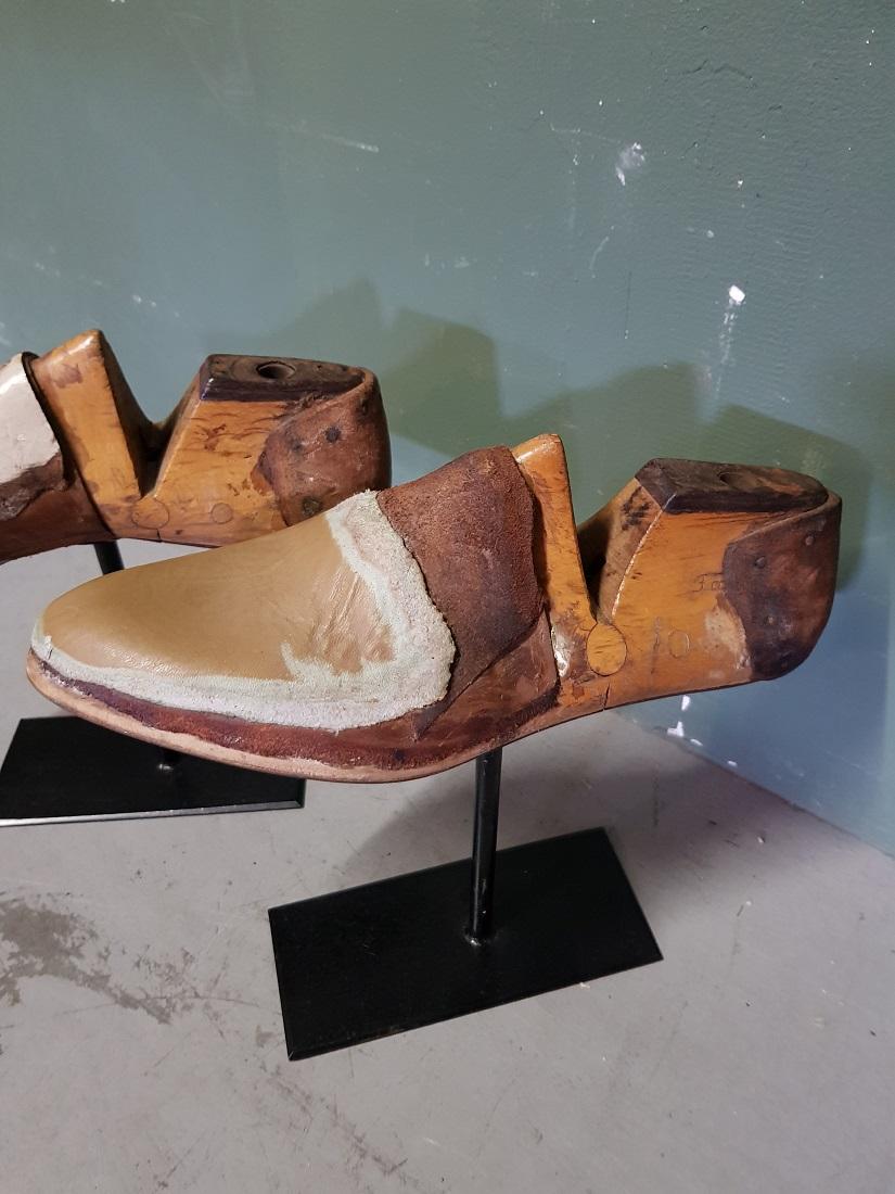 A pair of old wooden shoes molds with metal sole and thickened with leather and both are mounted on a metal standard and therefore very decorative. Originating from the first half of the 20th century.

The measurements are,
Depth 28 cm/ 11