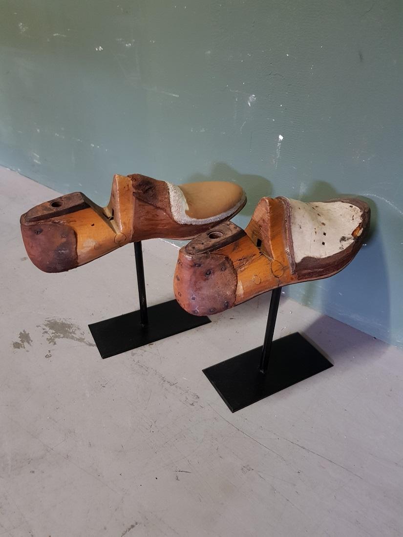 Pair of Old Wooden Shoe Molds on a Metal Standard, First Half of 20th Century In Good Condition For Sale In Raalte, NL