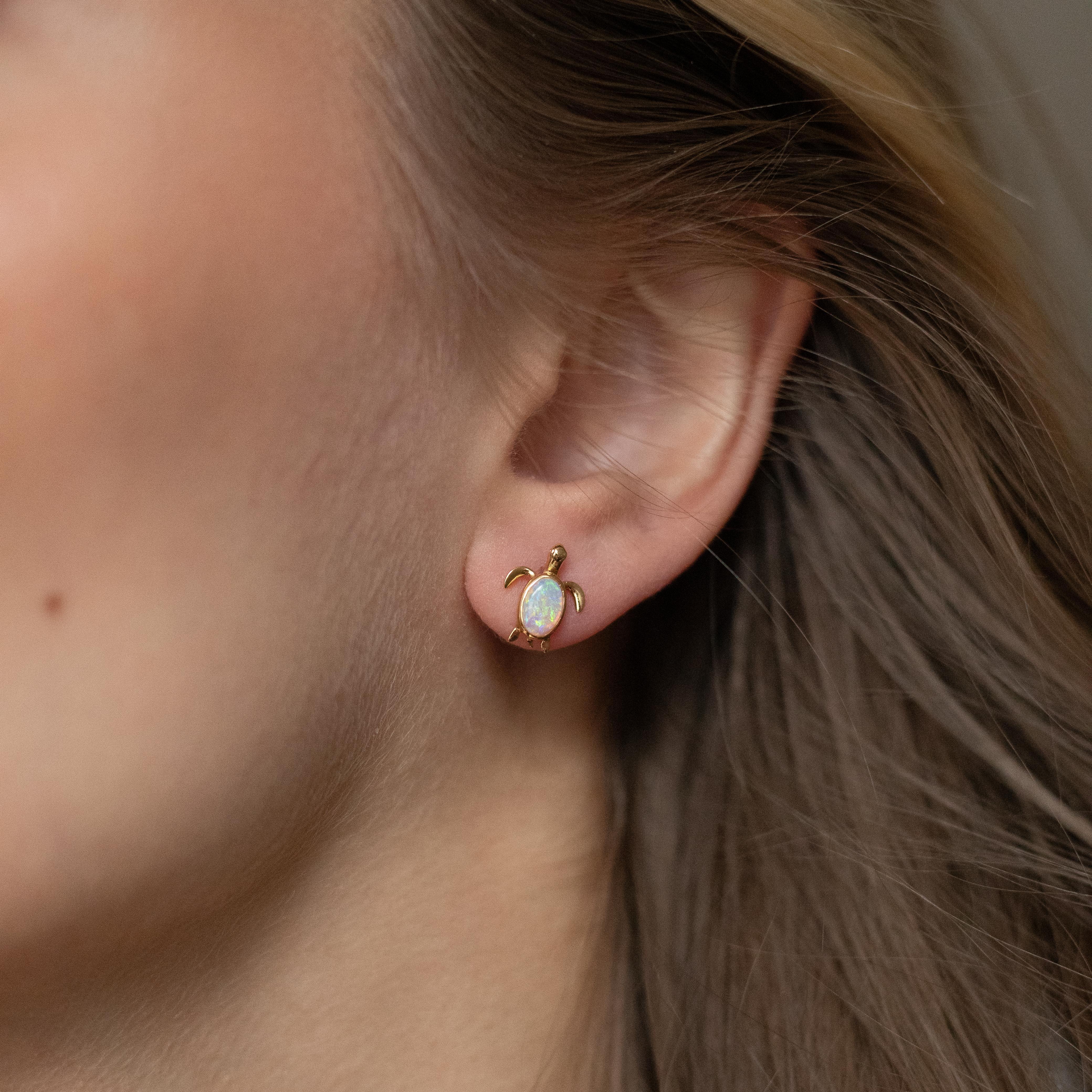 Cabochon Un paio di orecchini a perno con tartaruga opale in oro giallo 18 carati in vendita