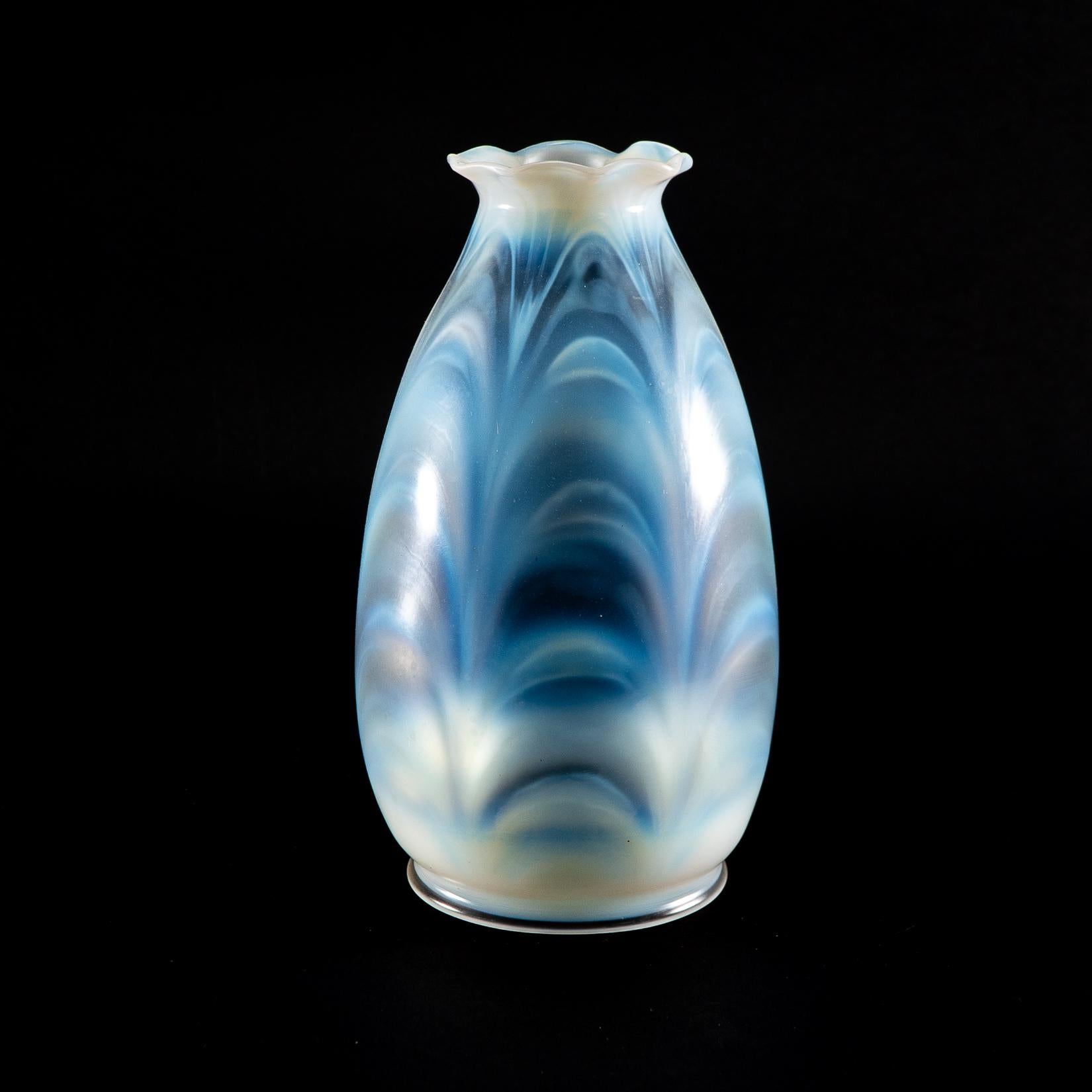 A Pair of Opalescent Glass Shades with Striking Feathered Patterns For Sale 2