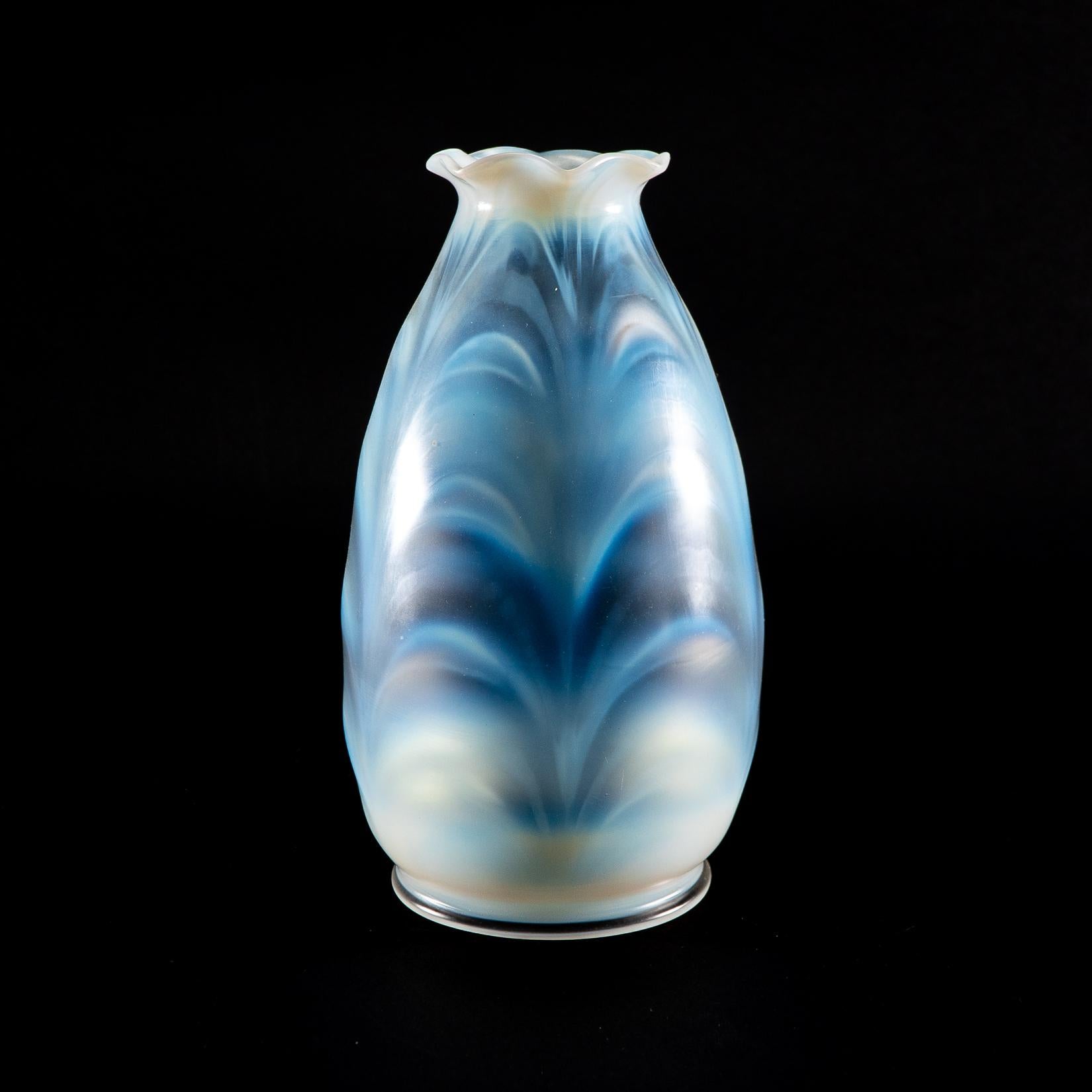 A Pair of Opalescent Glass Shades with Striking Feathered Patterns For Sale 3