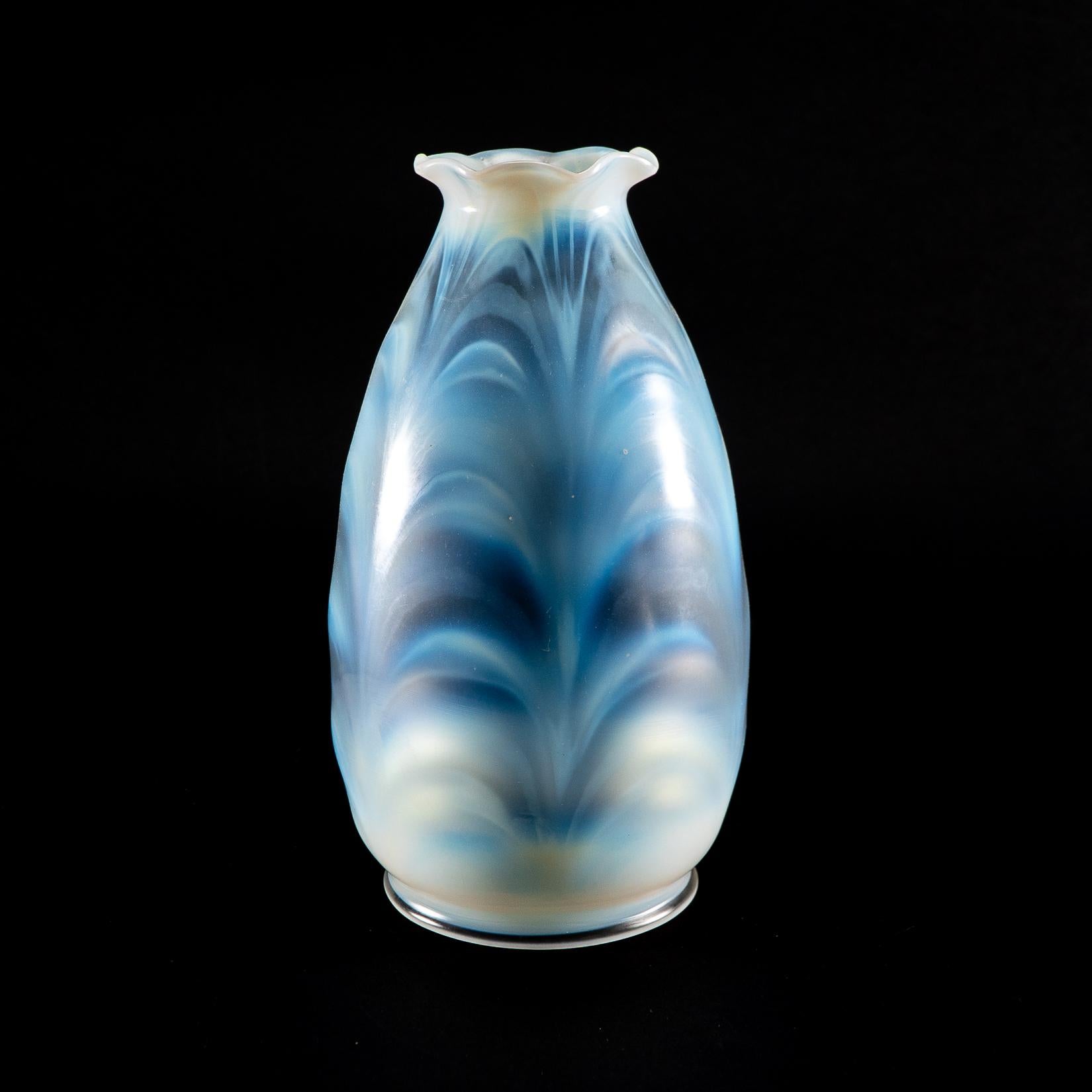 A Pair of Opalescent Glass Shades with Striking Feathered Patterns For Sale 4