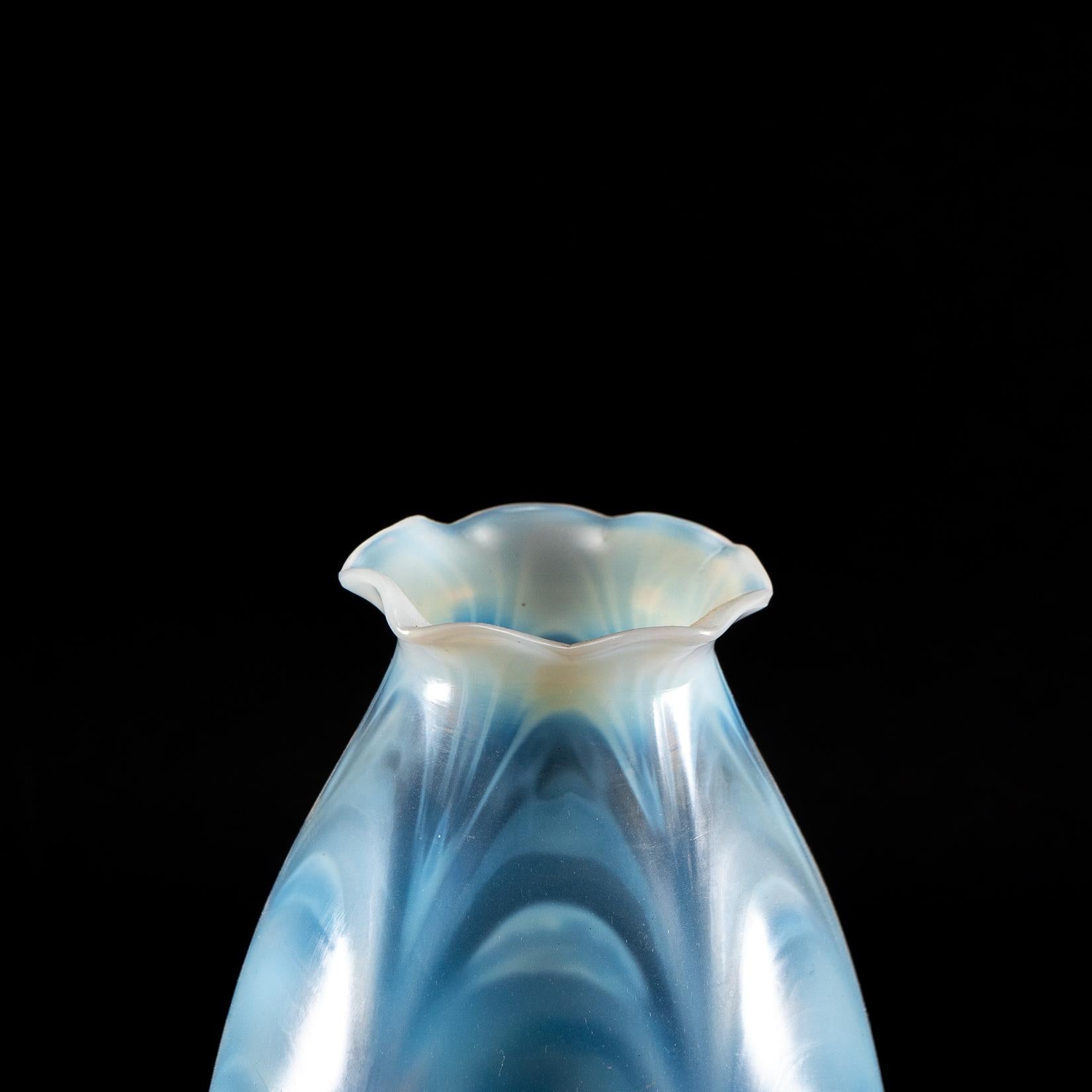 A Pair of Opalescent Glass Shades with Striking Feathered Patterns For Sale 5