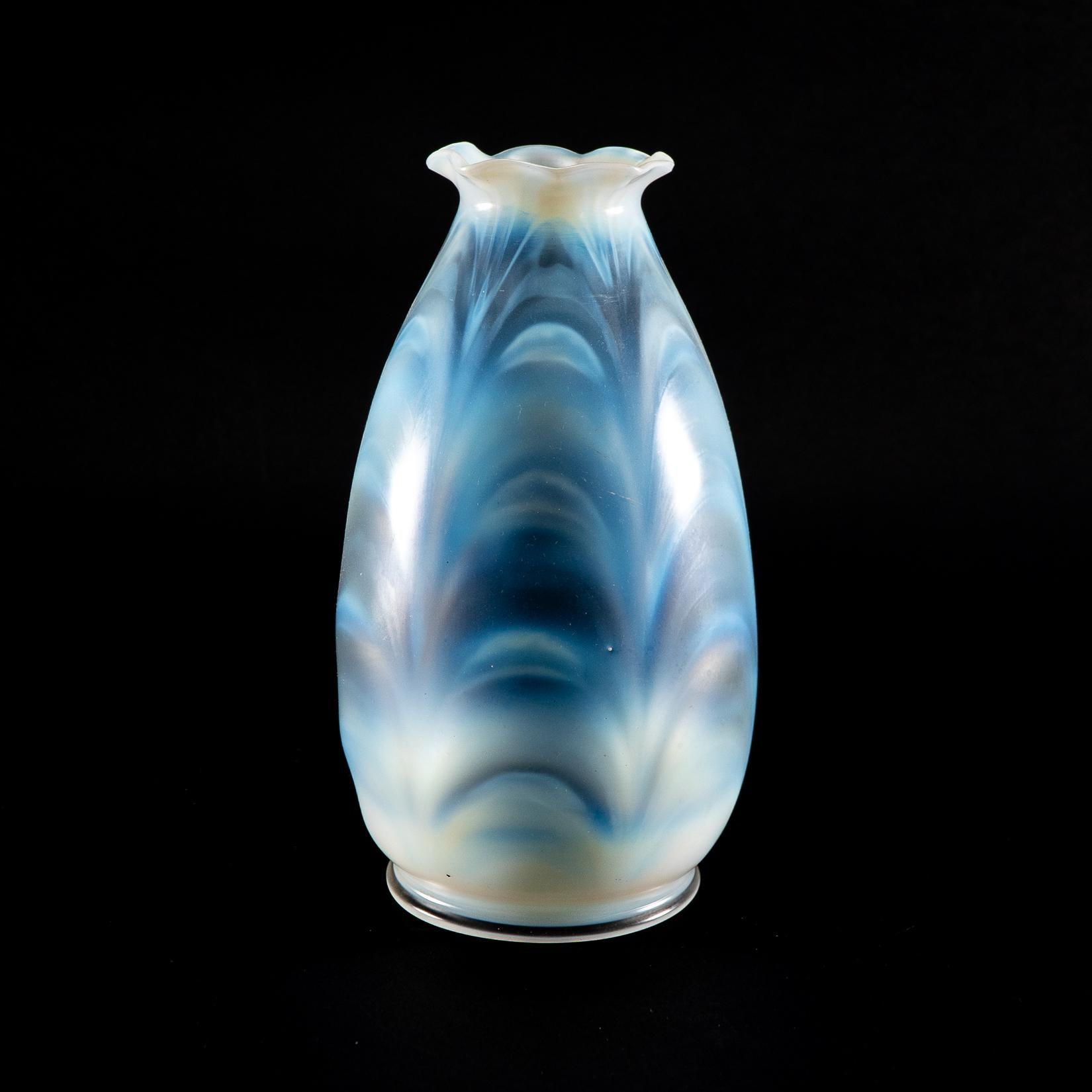 A Pair of Opalescent Glass Shades with Striking Feathered Patterns For Sale 6