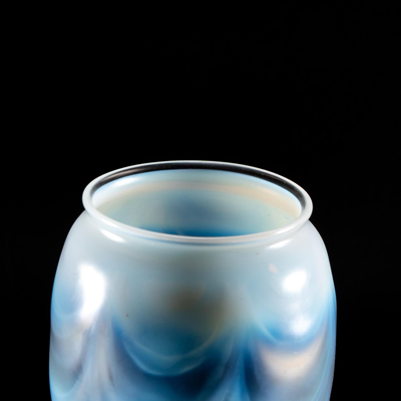 A Pair of Opalescent Glass Shades with Striking Feathered Patterns For Sale 7